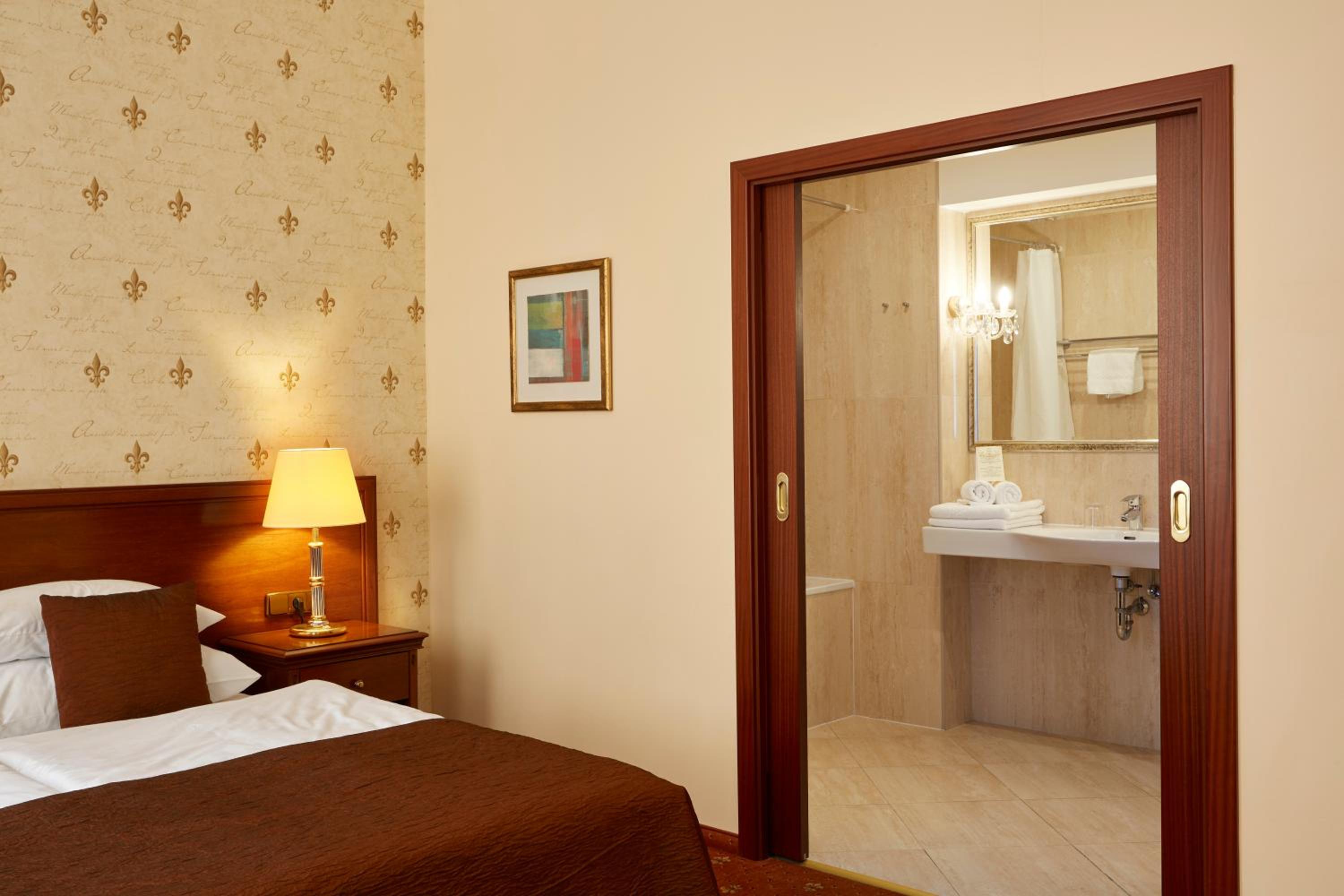 Deluxe Double Room thumbnail 5