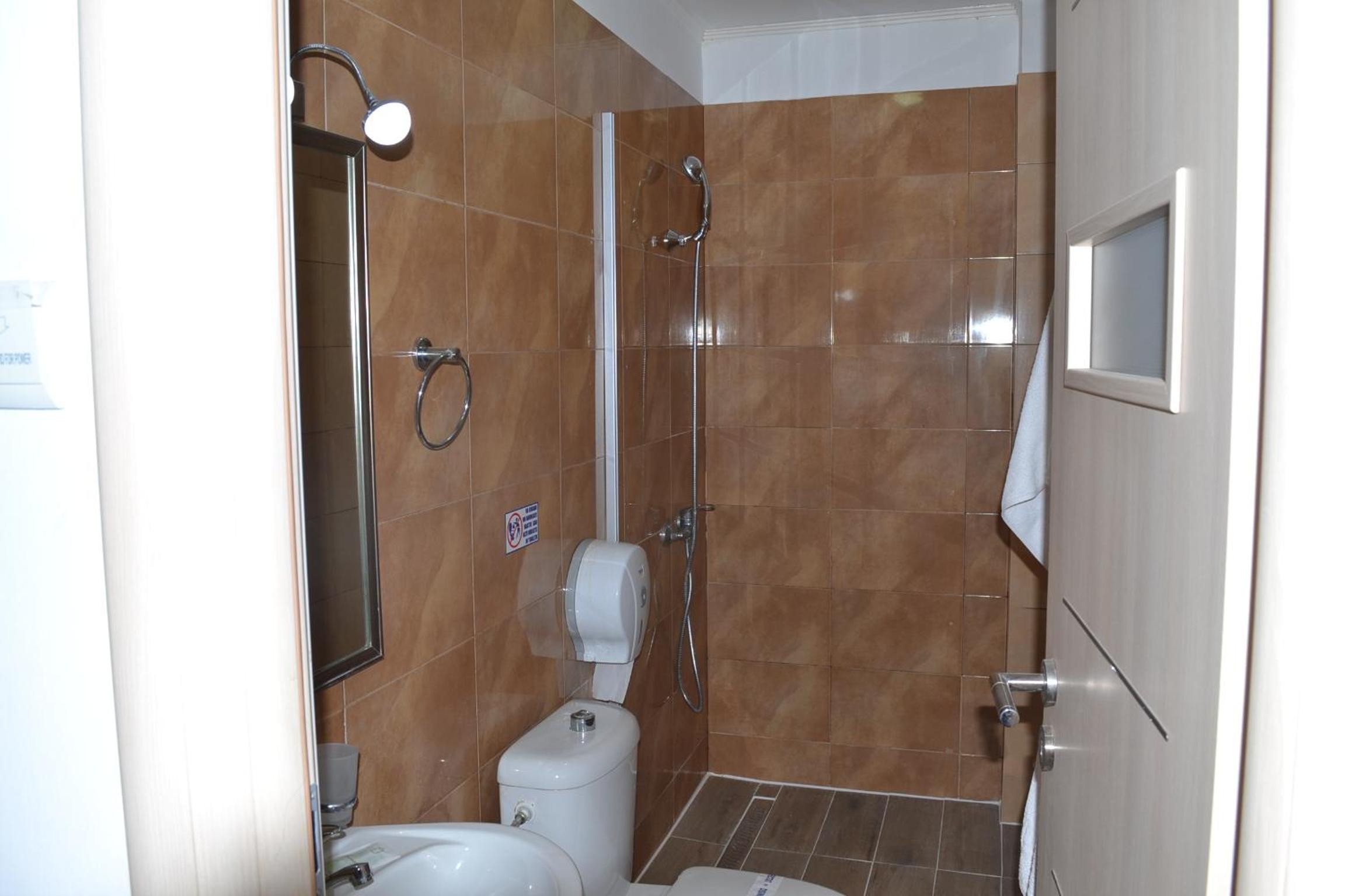 Double Room with Private Bathroom - Photo 34