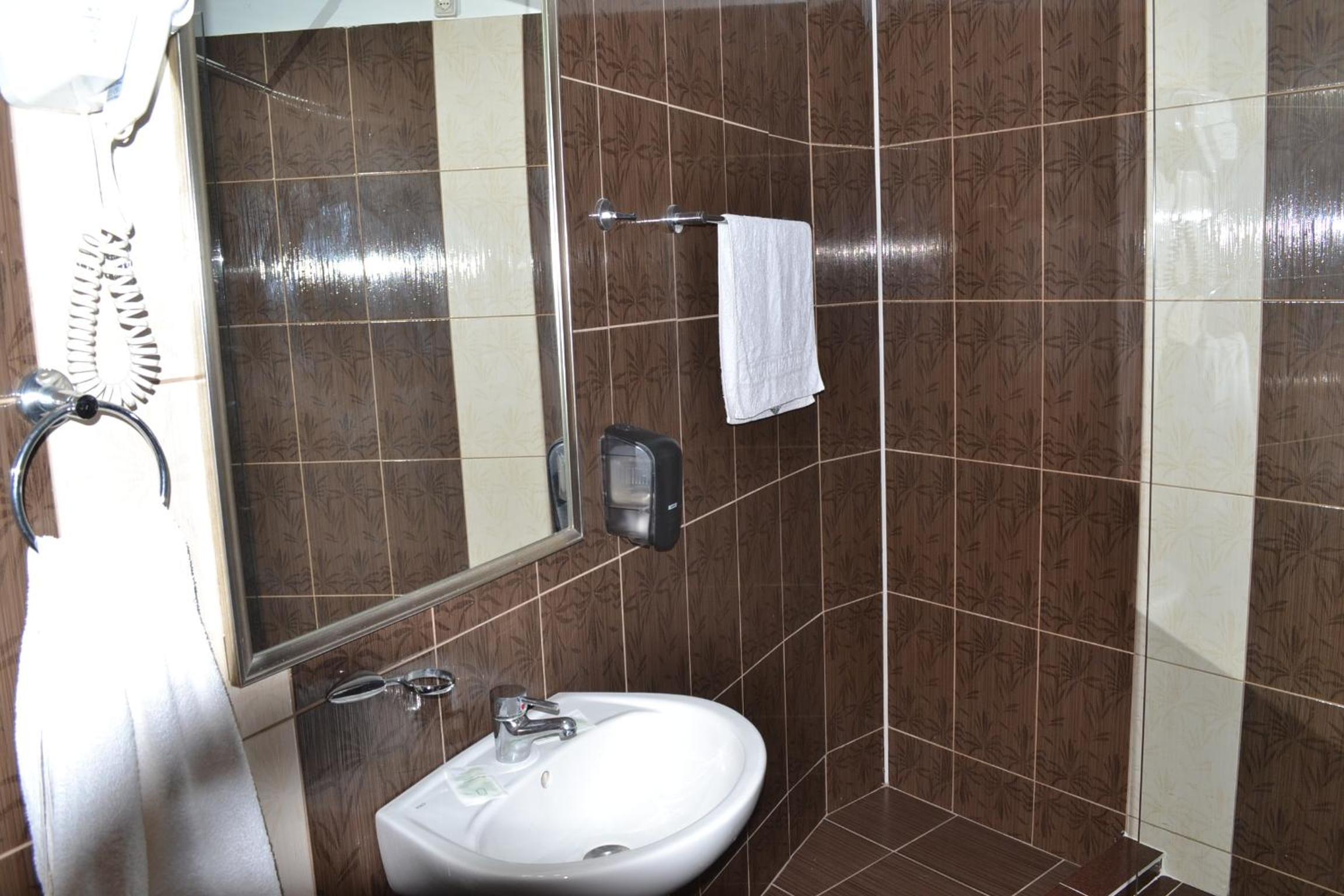 Double Room with Private Bathroom - Photo 27