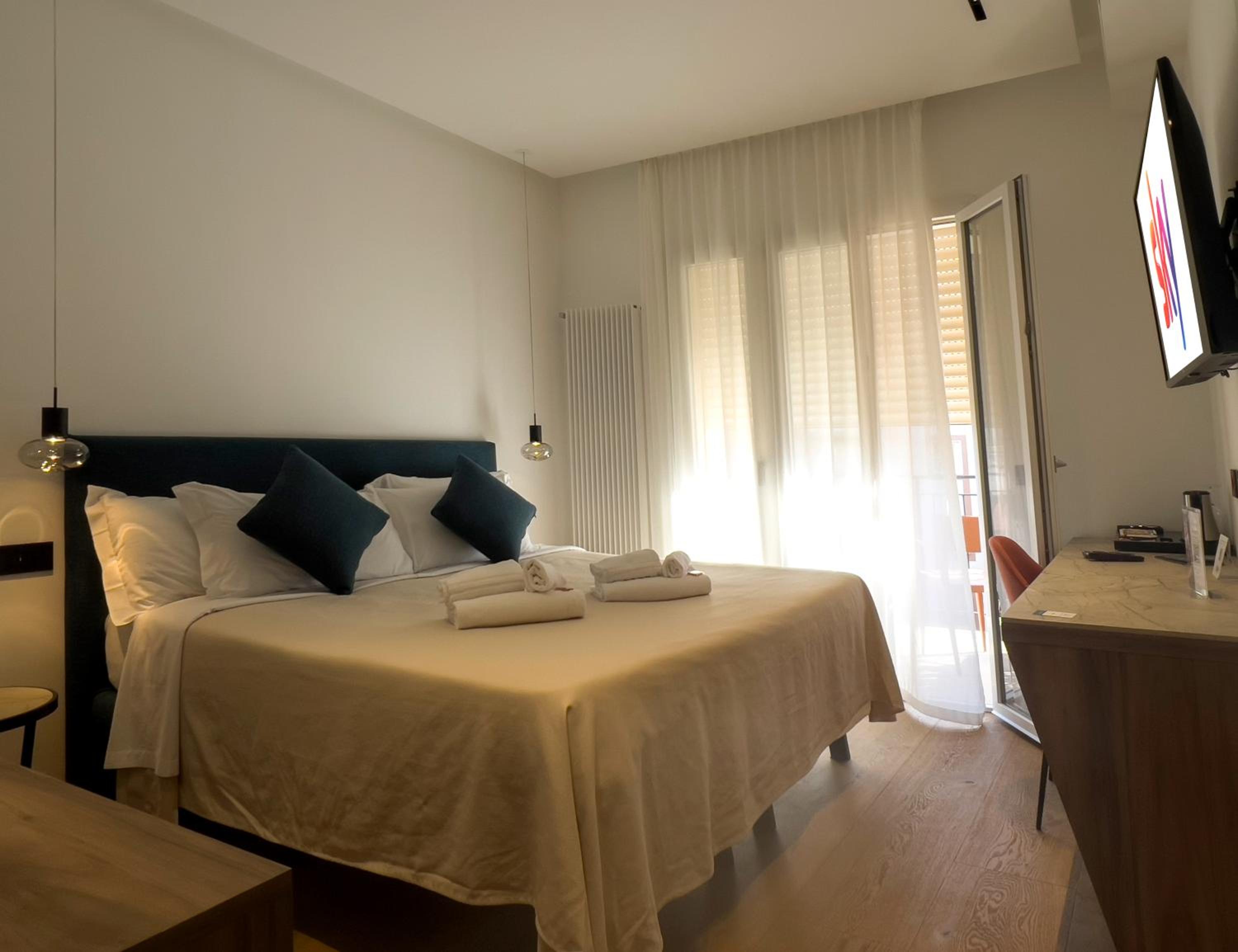 Deluxe Double Or Twin Room - Photo 2