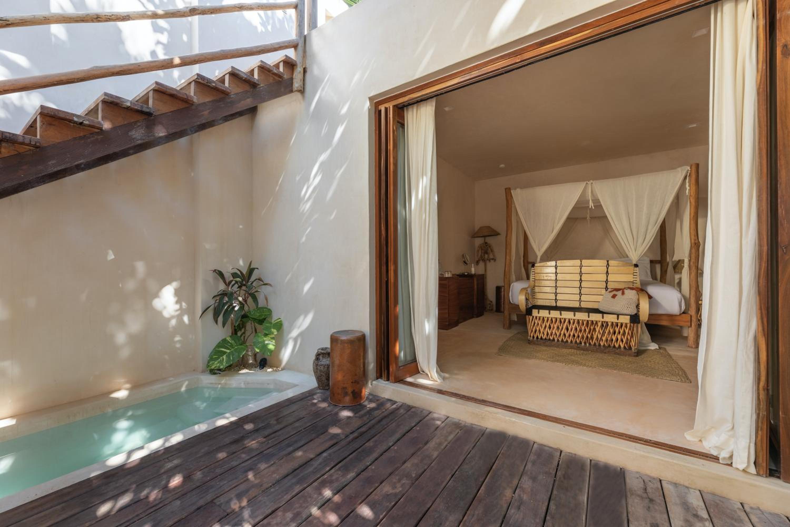 Jungle View Room- Jungle side