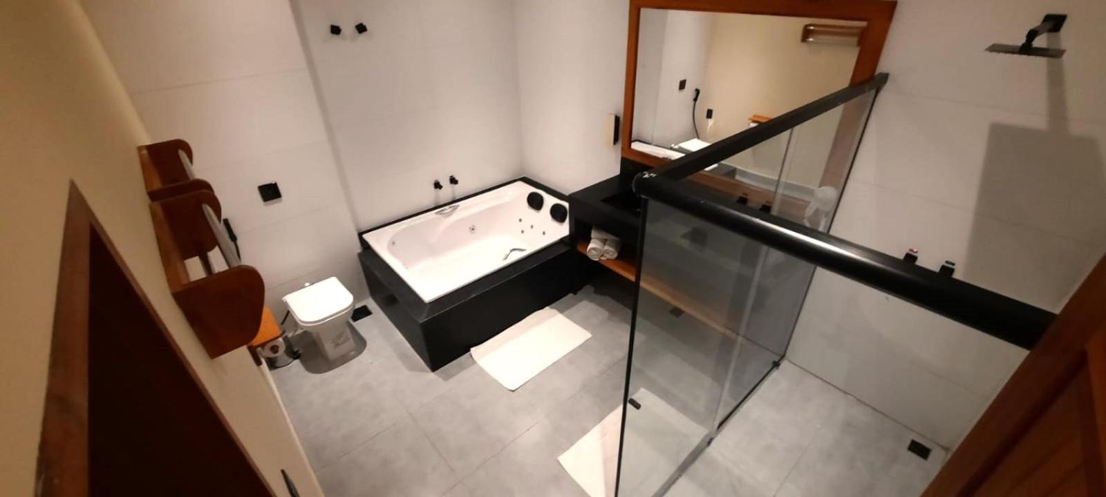 Suite with Hot Tub photo 3