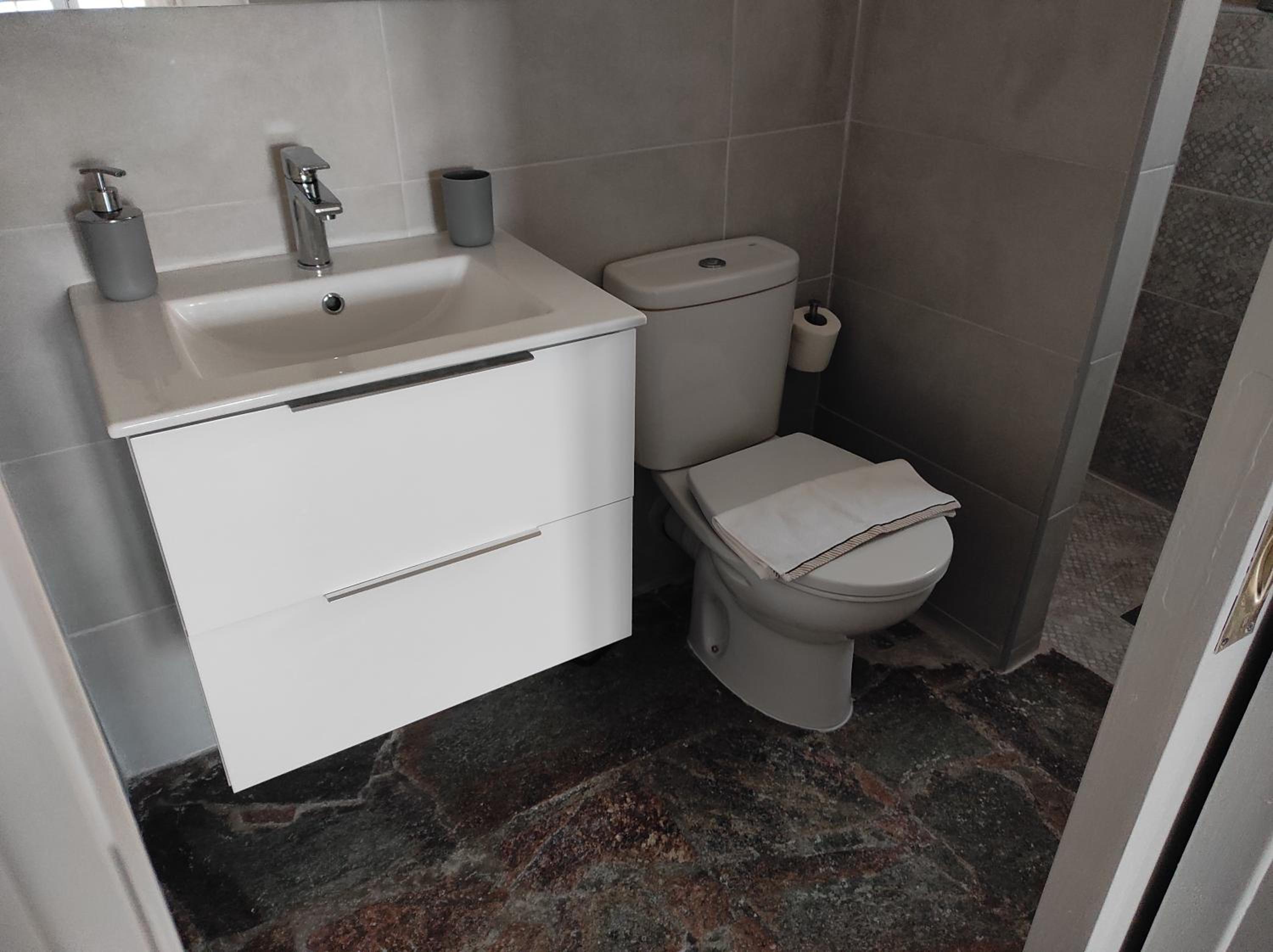 Classic Triple Room - Photo 38