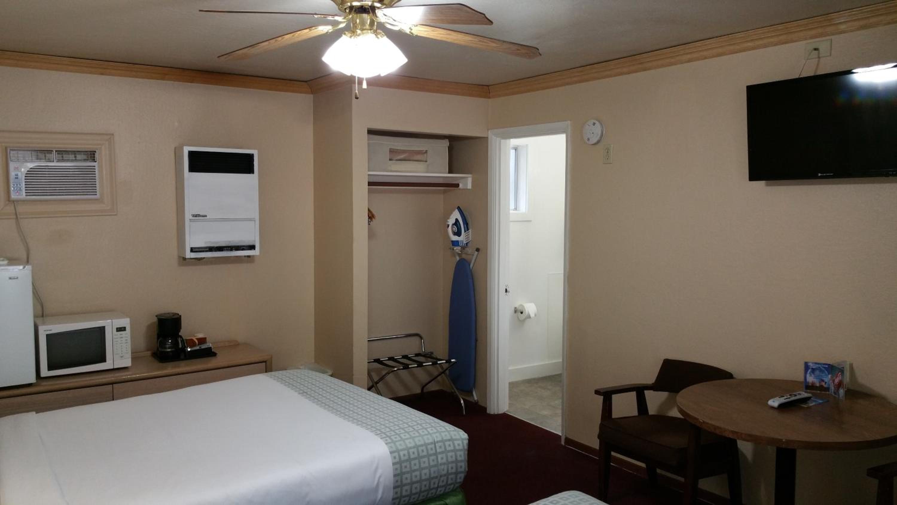 Queen Room with Two Queen Beds photo 1