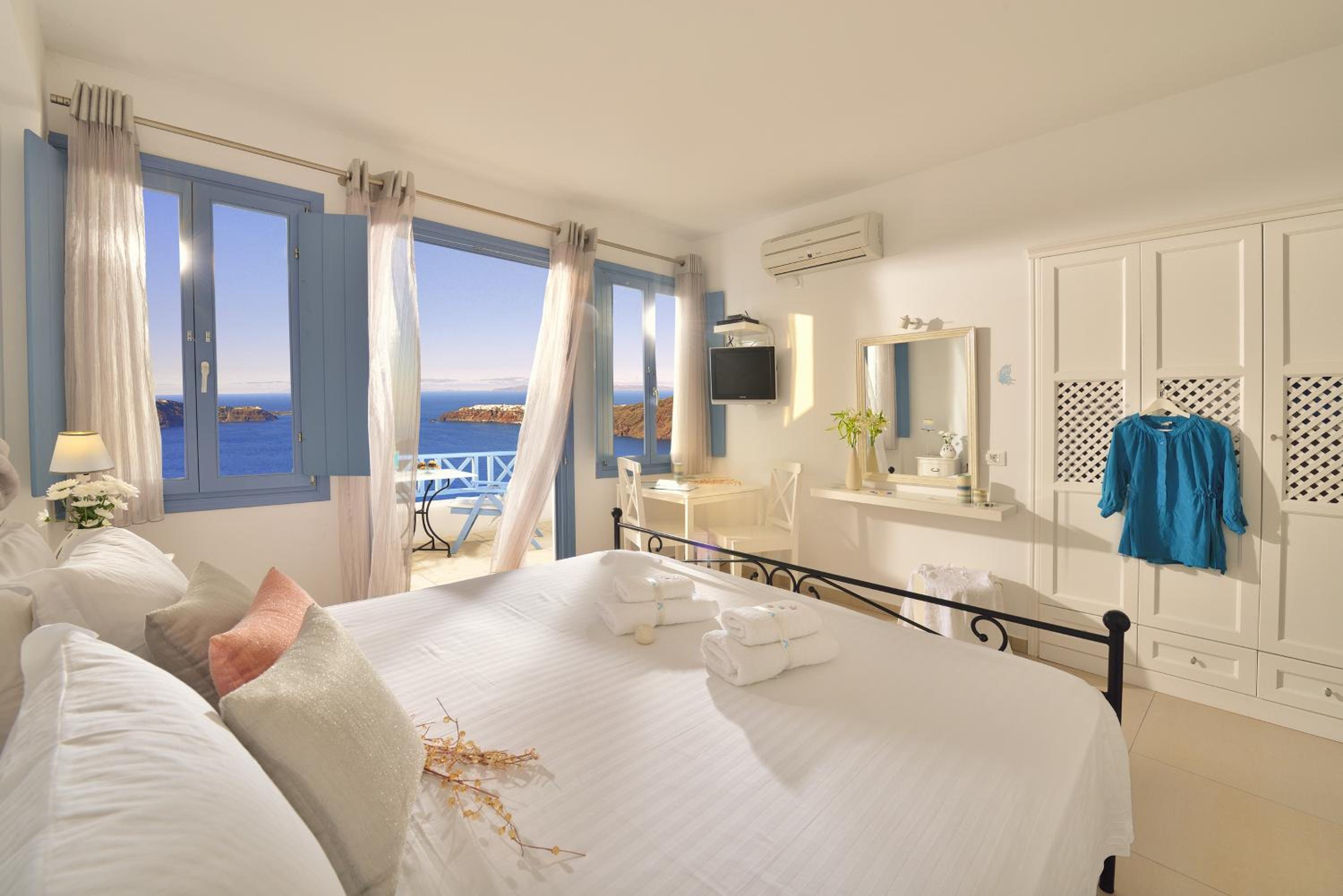 Classic Double Room with Caldera View