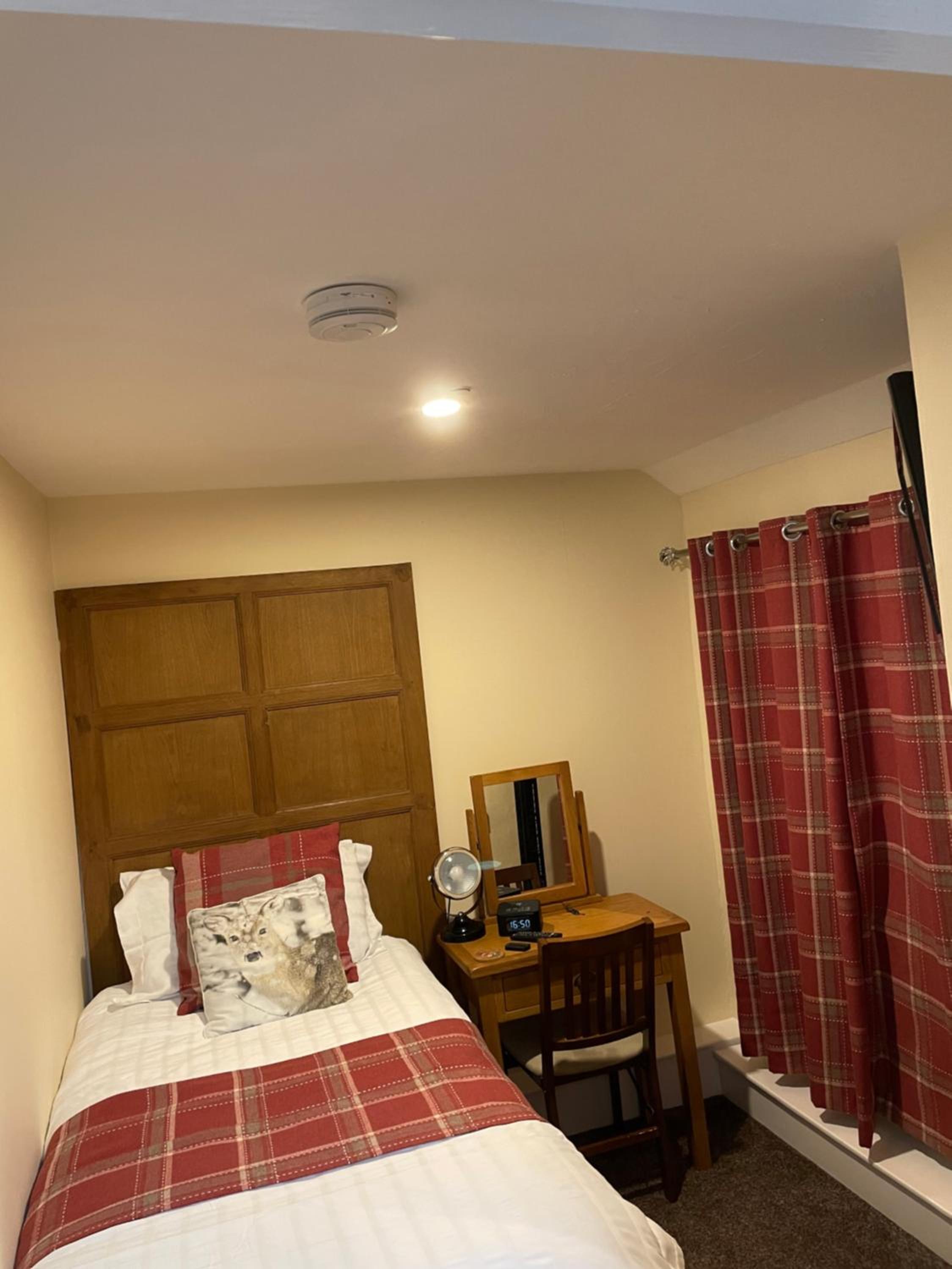 Single Room with Bathroom photo 2