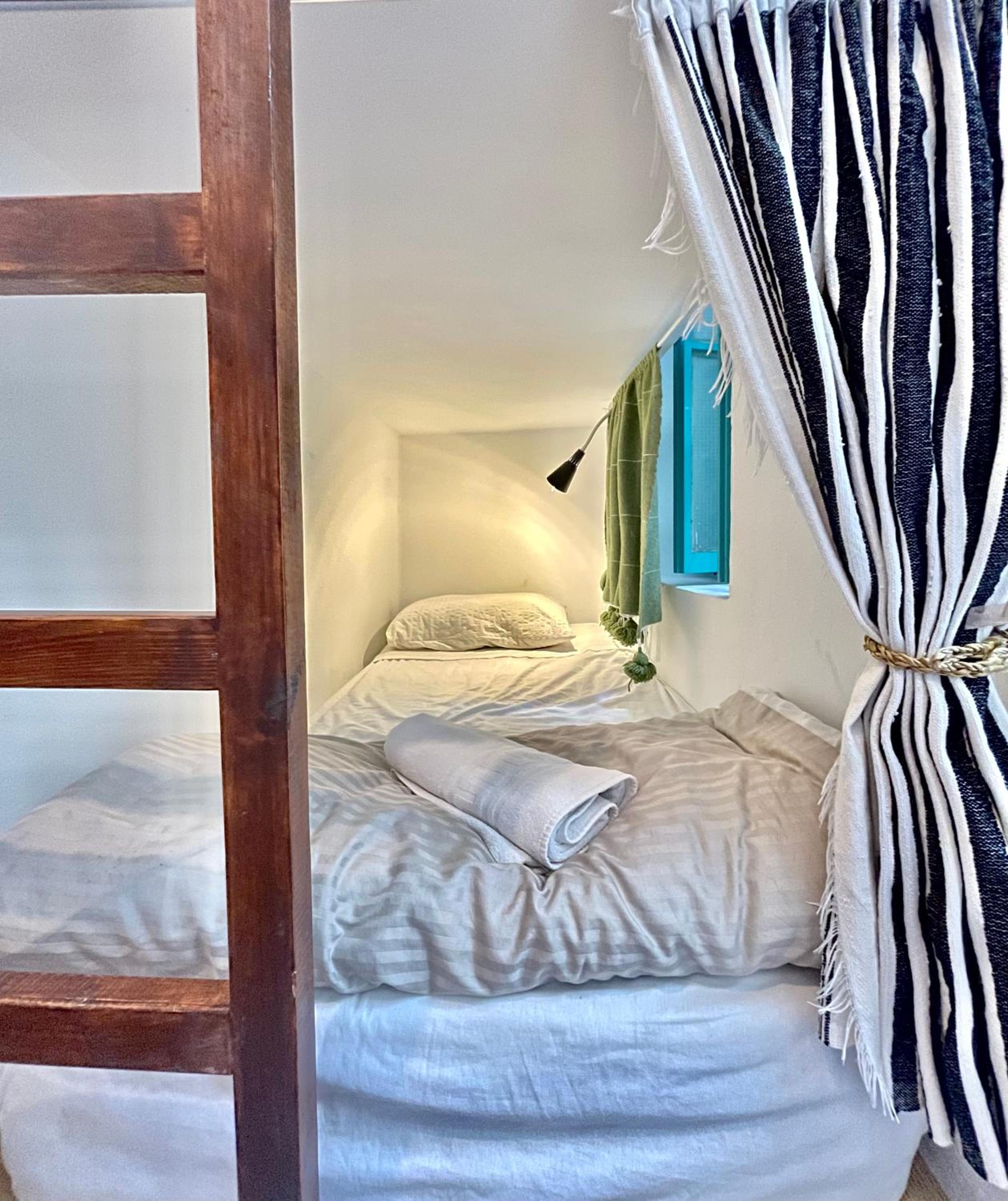 Bed in 8-Bed Mixed Dormitory Room photo 1