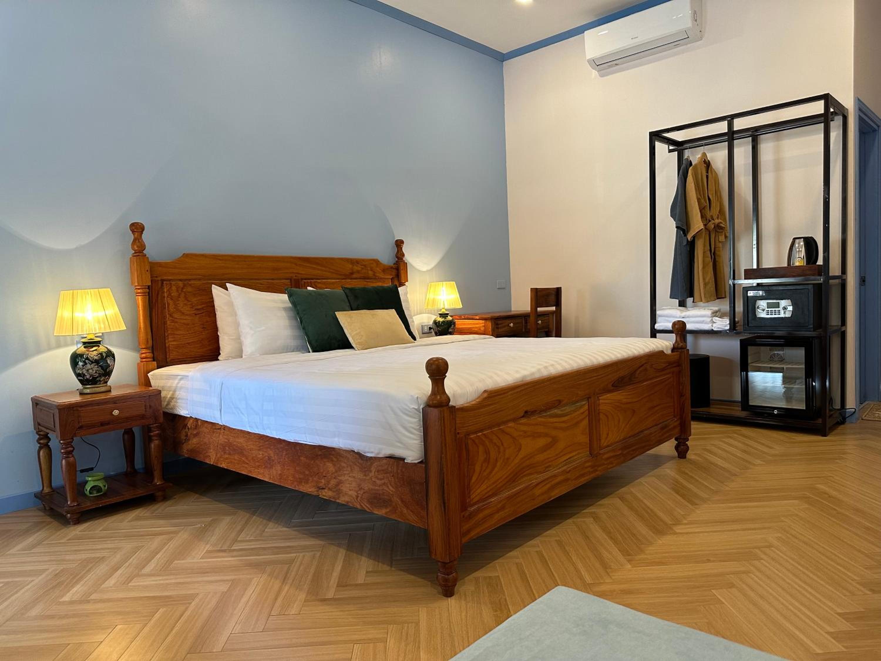 Deluxe Double Room with Balcony - Photo 3