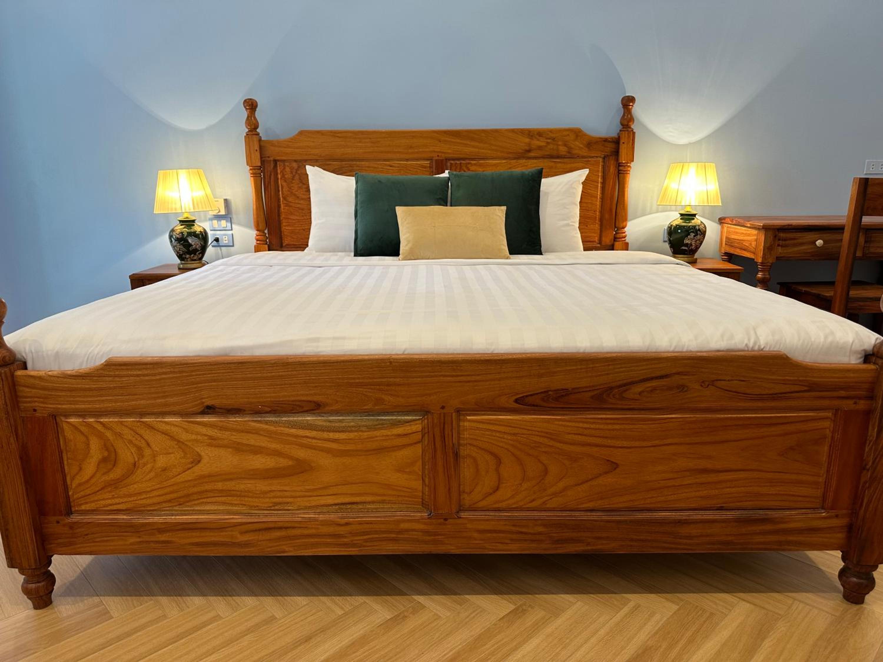 Deluxe Double Room with Balcony - Photo 5