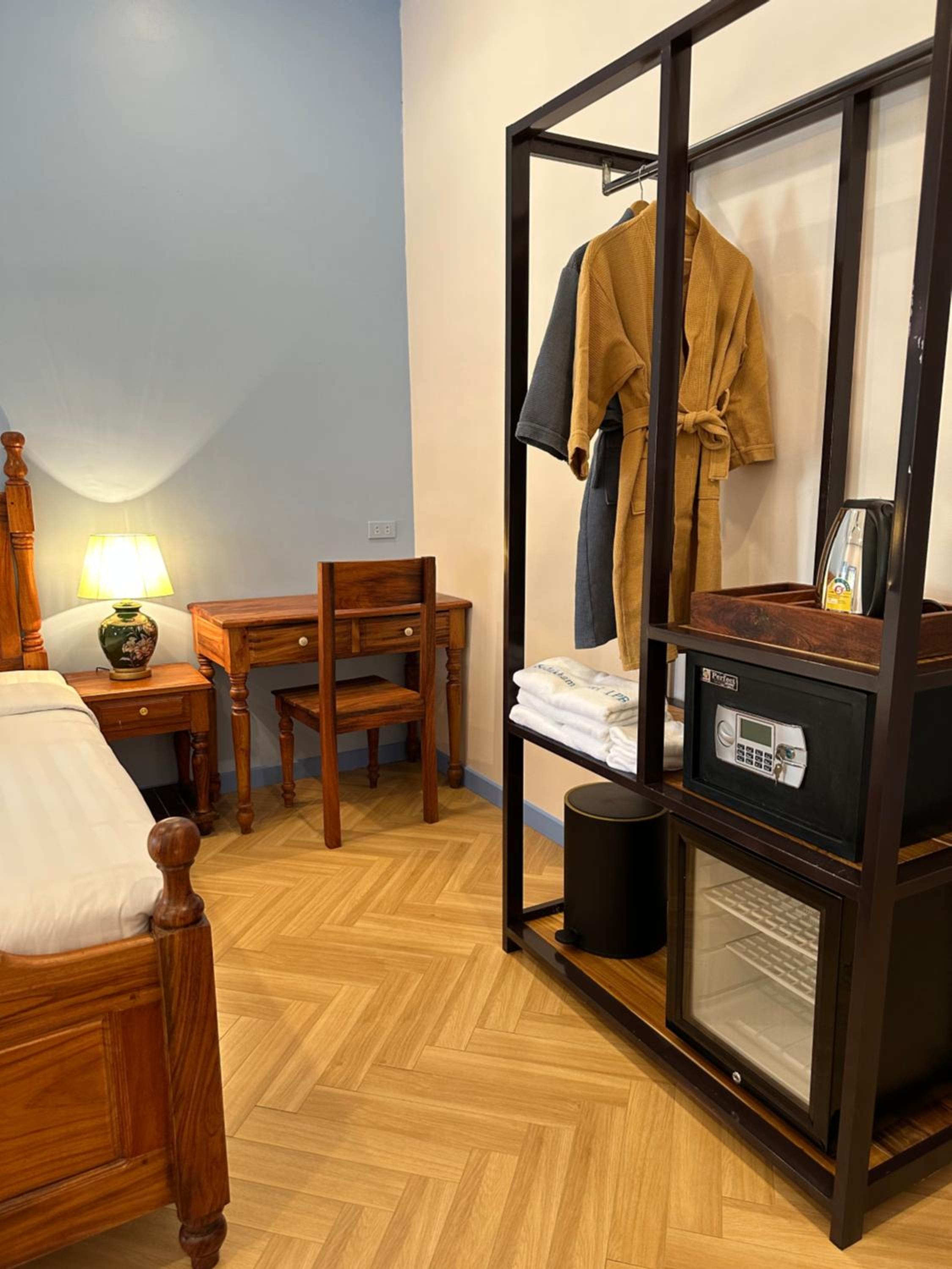 Deluxe Double Room with Balcony - Photo 6