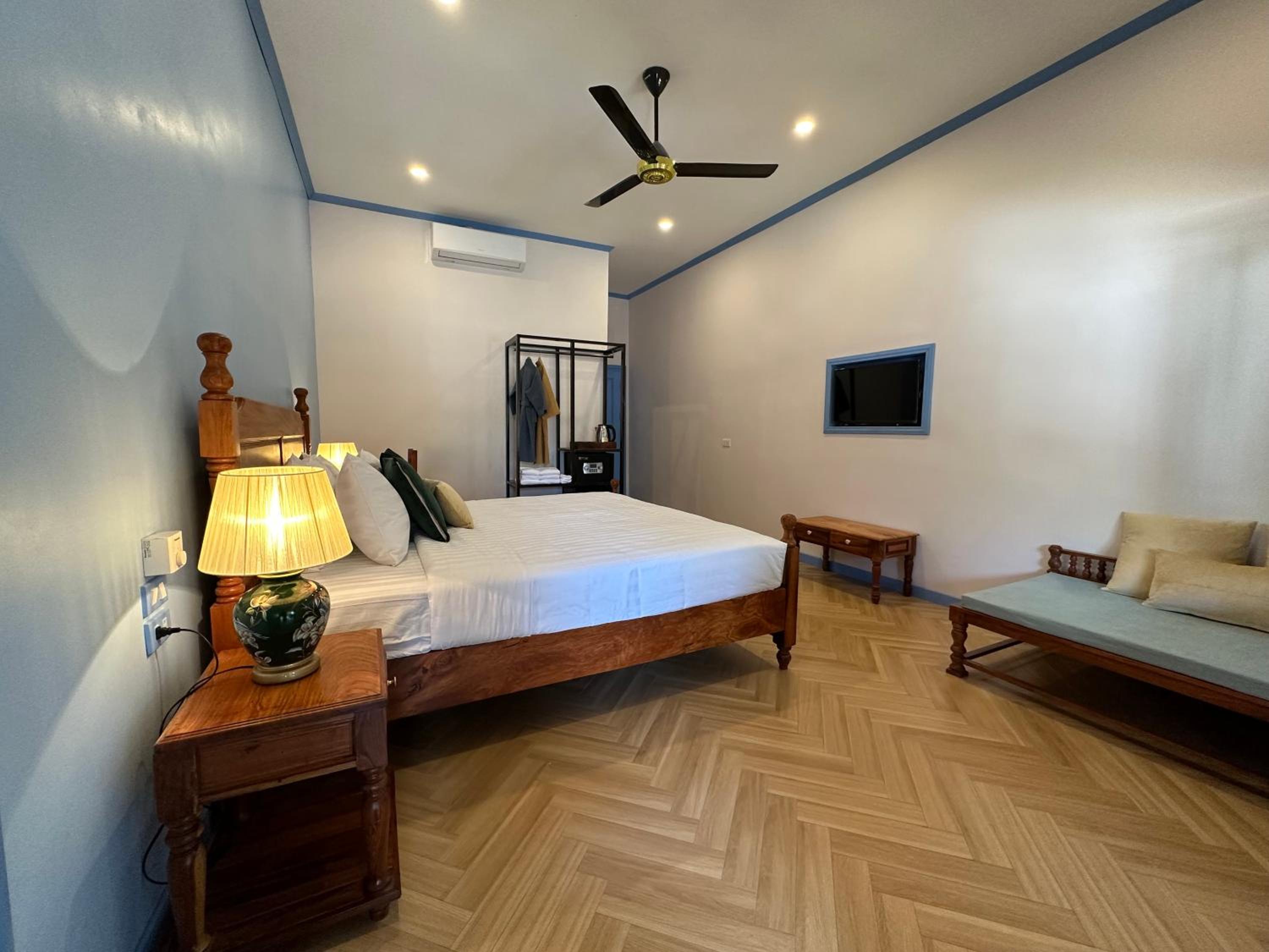 Deluxe Double Room with Balcony - Photo 4