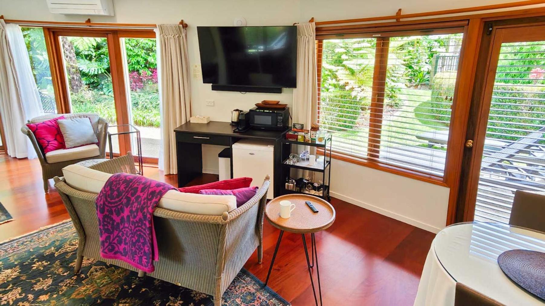 Deluxe King Suite - Photo 2