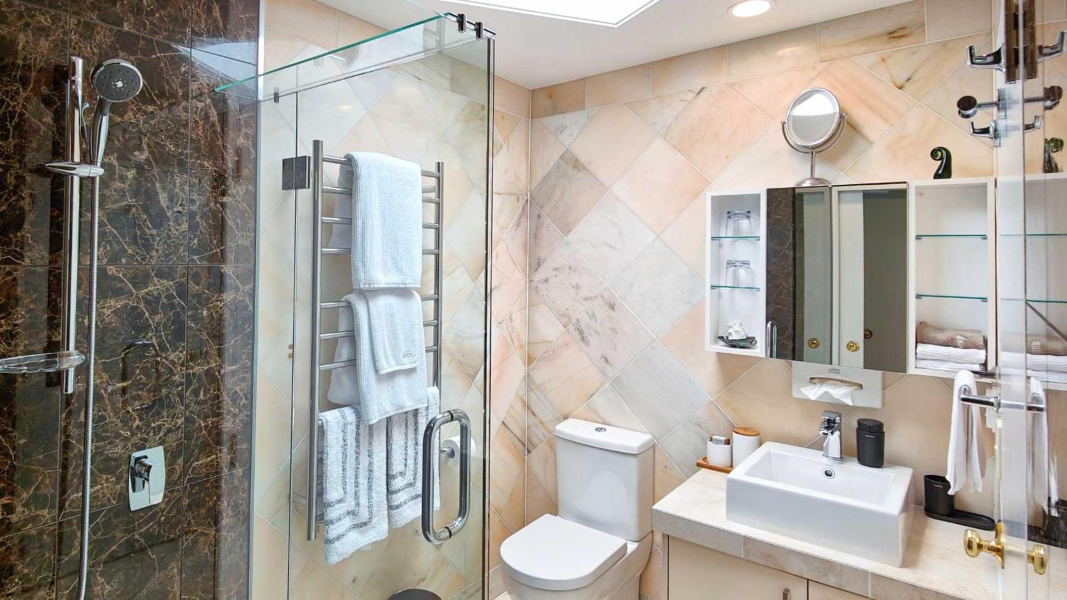 Deluxe King Suite - Photo 3