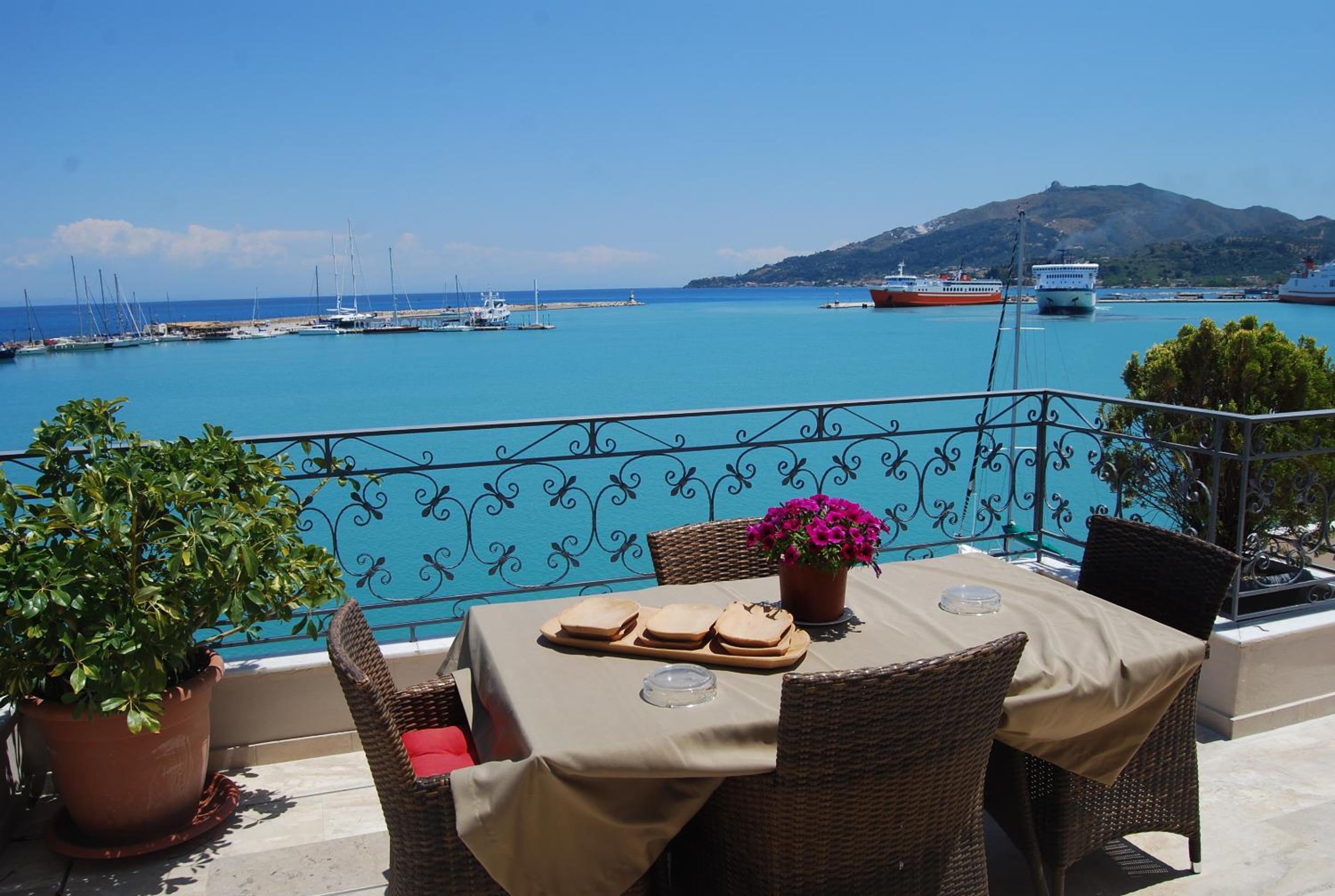 Deluxe Suite with Sea View - Photo 10