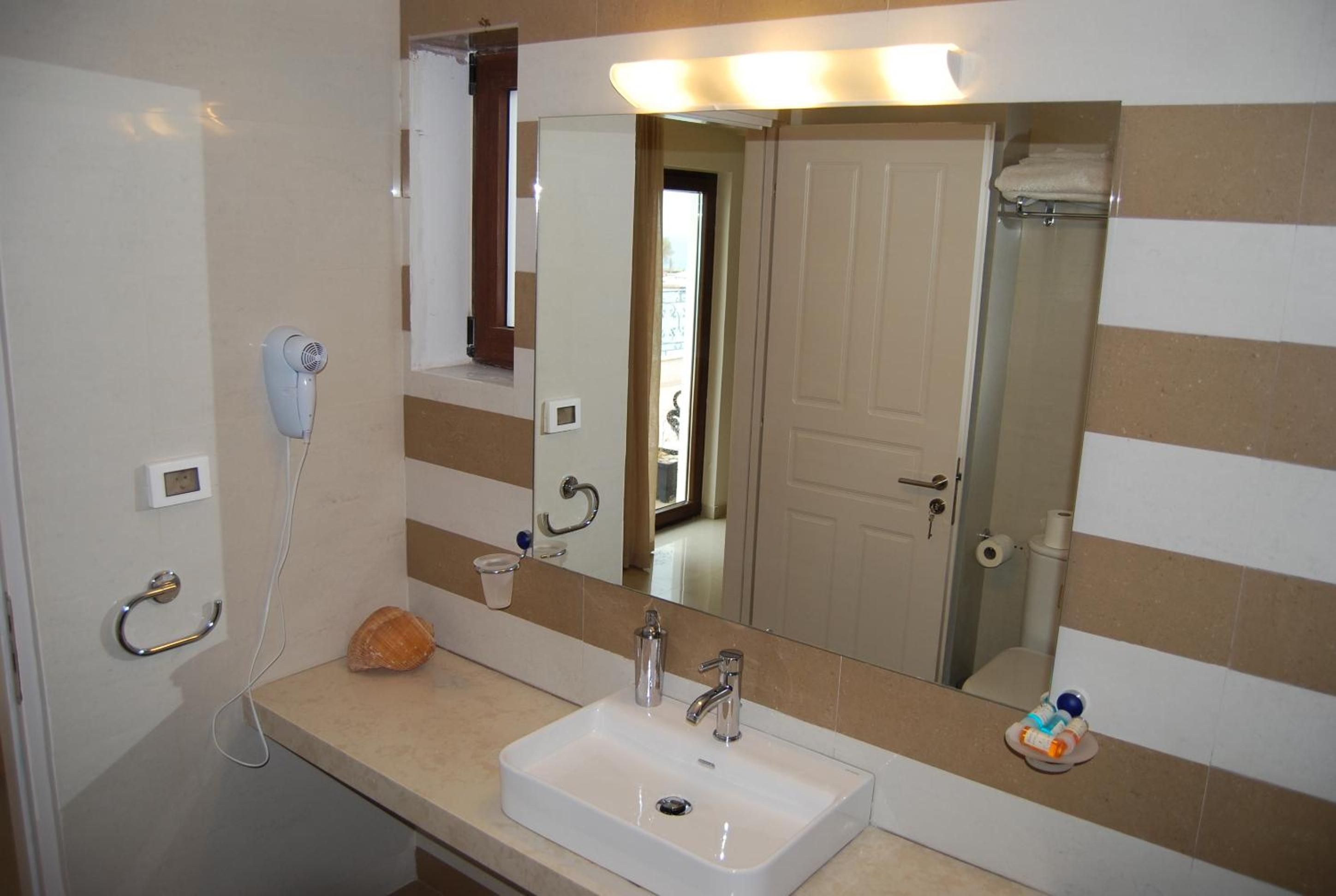 Deluxe Suite with Sea View - Photo 2