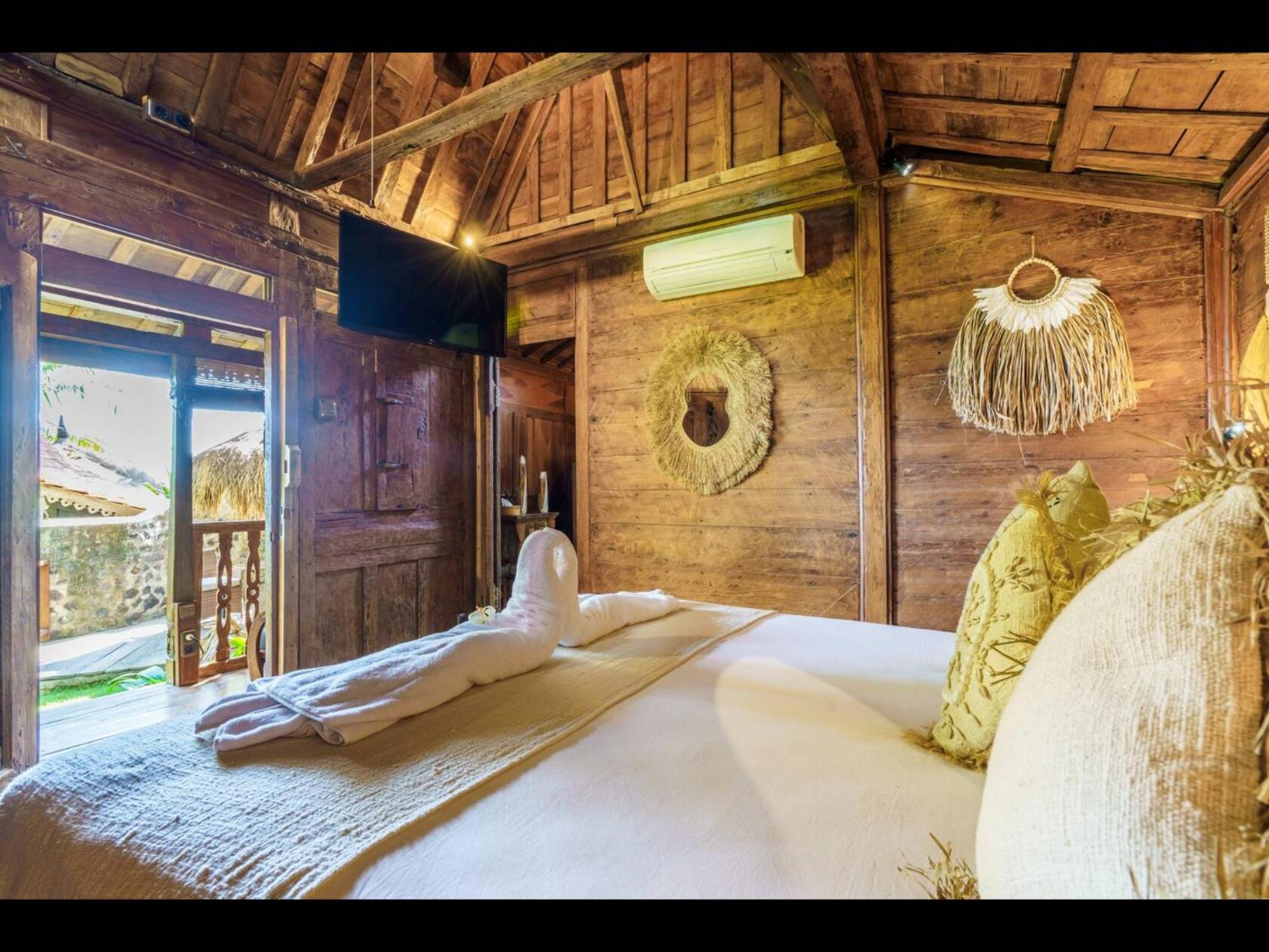 Deluxe Double Room with Sea View - Photo 3