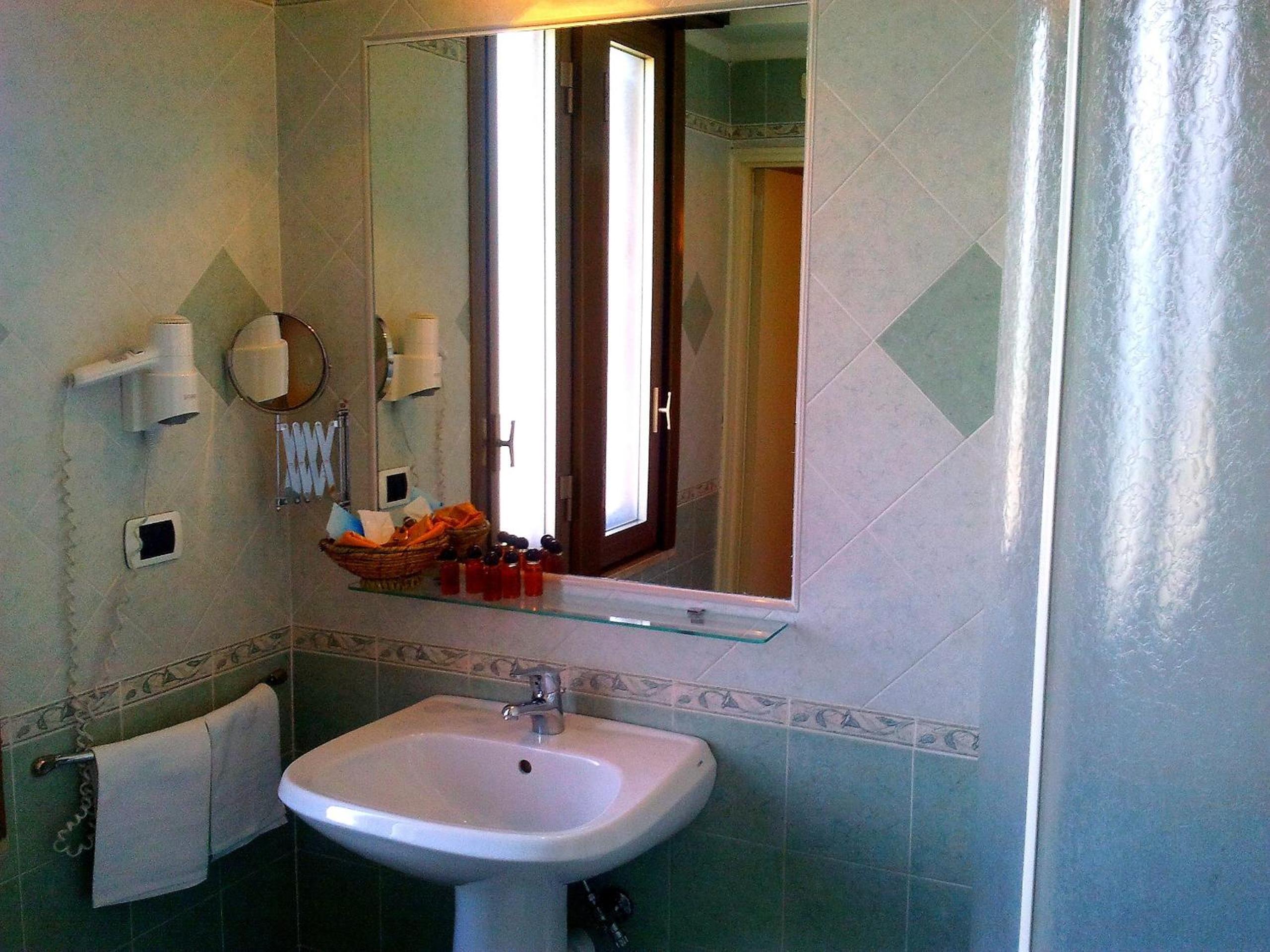 Double Room with Sea View - Photo 5