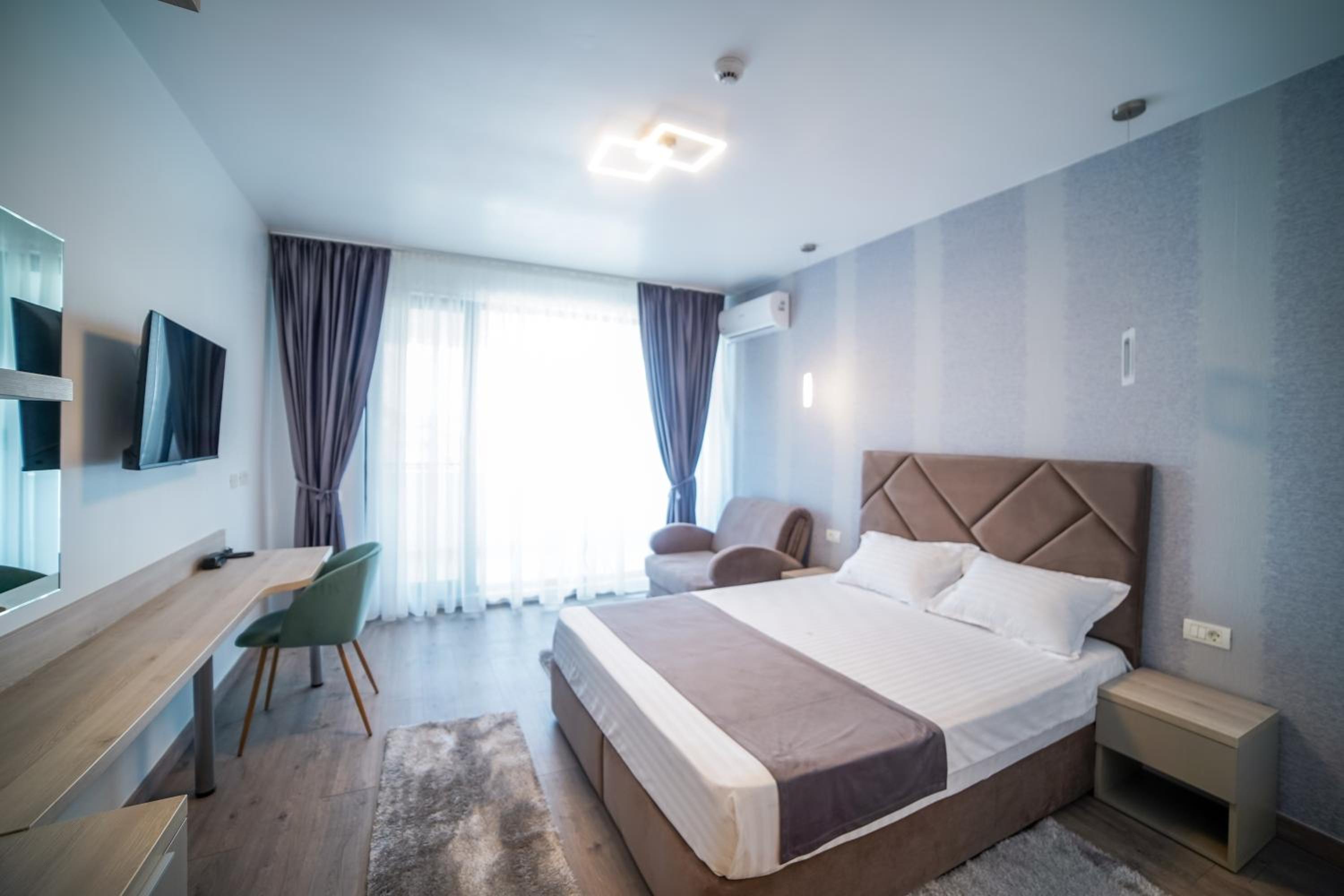 Deluxe Room (2 Adults + 1 Child)