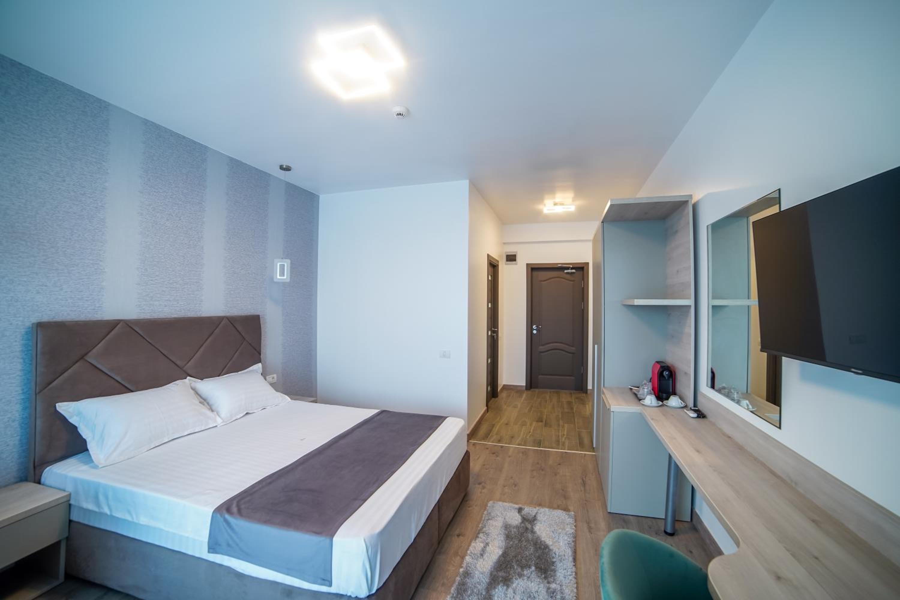 Deluxe Double Room with Side Sea View photo 2