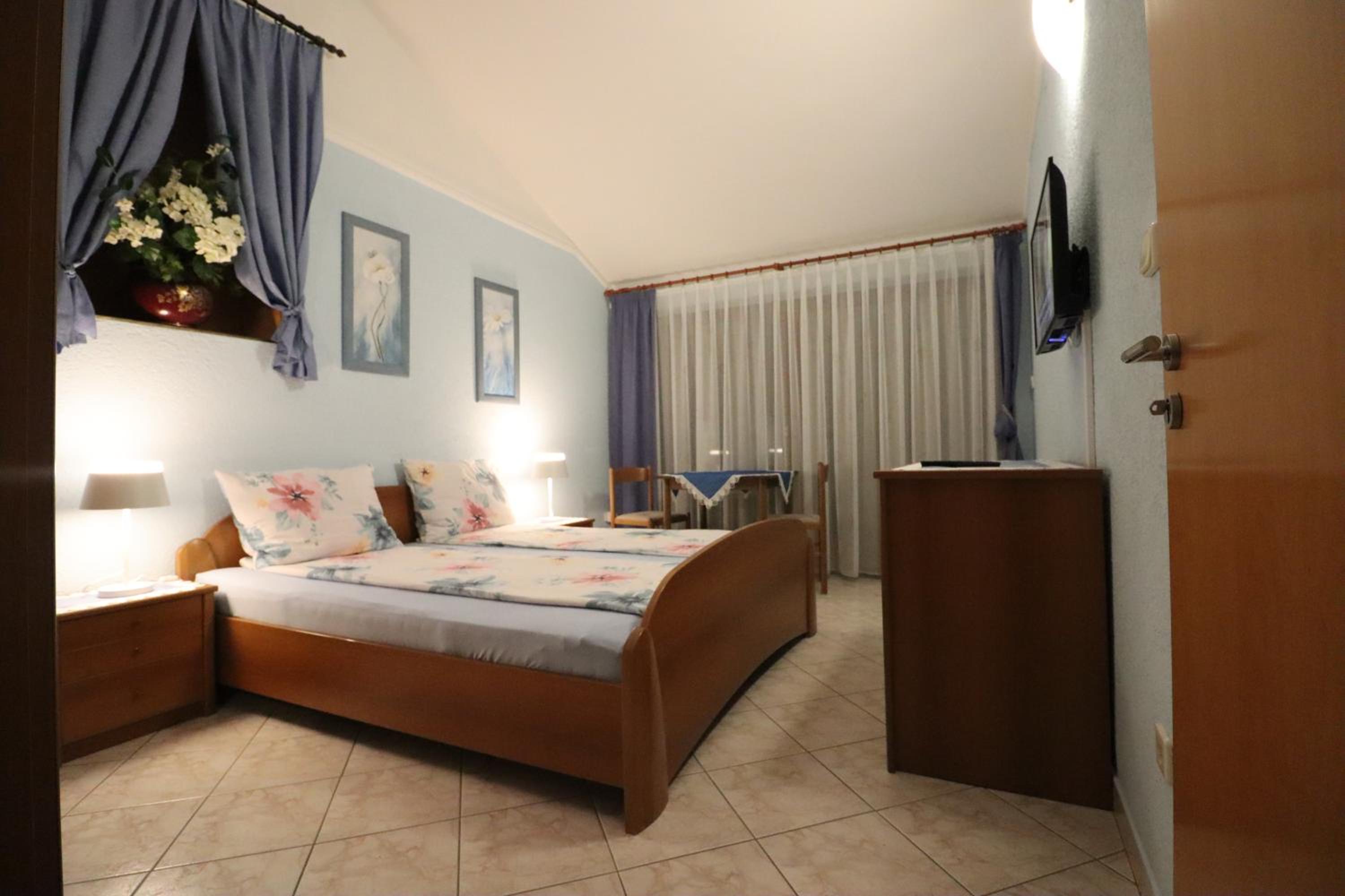Double Room with Balcony and Sea View - Photo 8