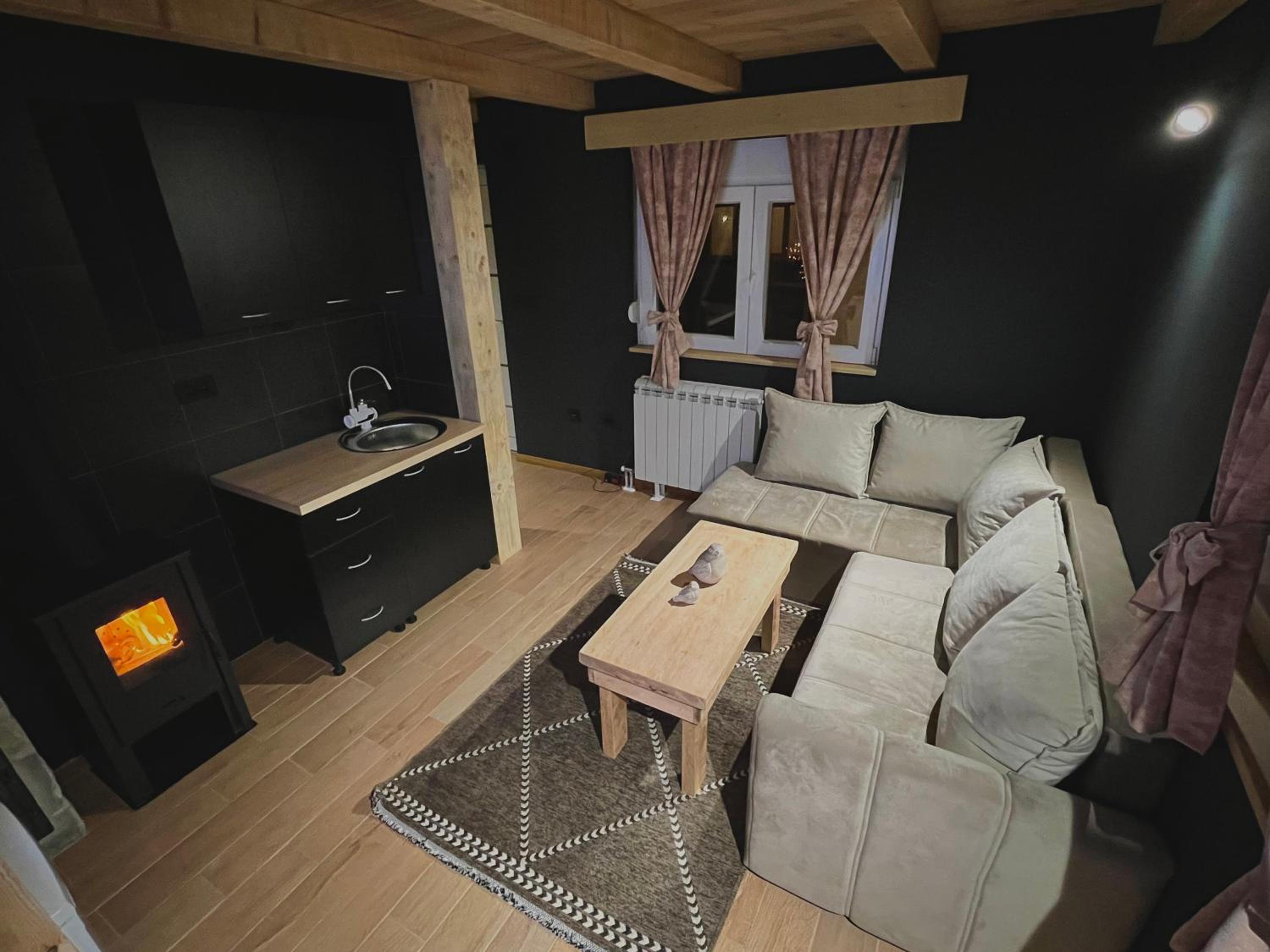 One-Bedroom House photo 1
