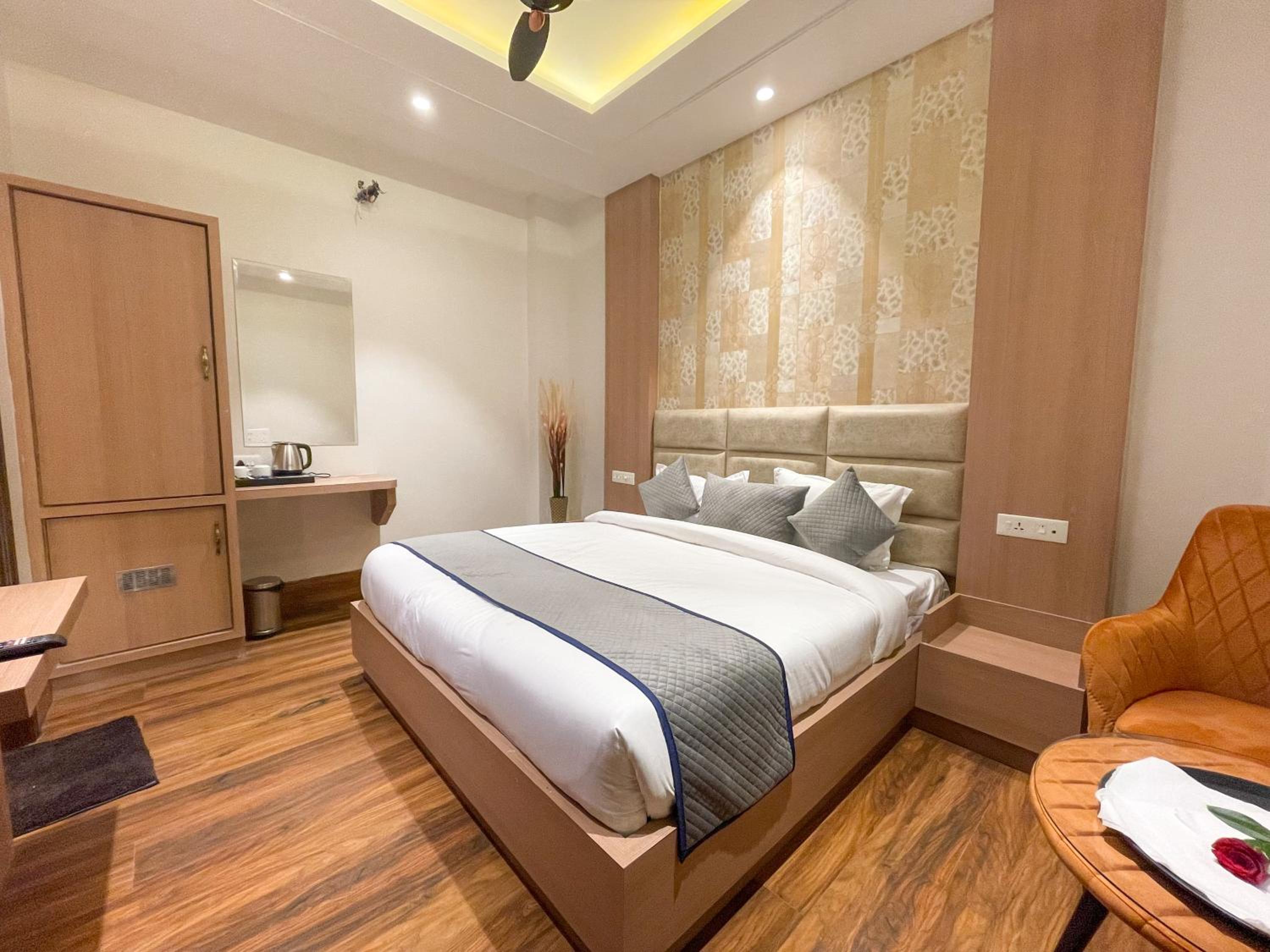 Deluxe King Room - Photo 1
