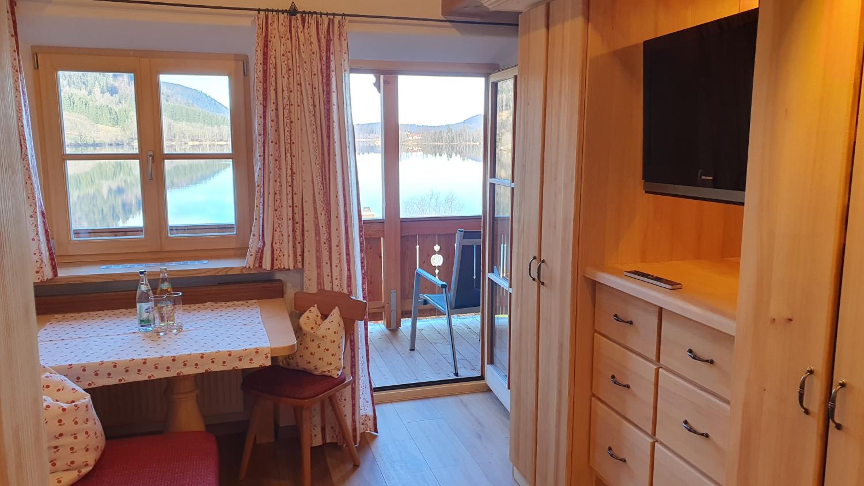 Apartment with Lake View - Photo 3