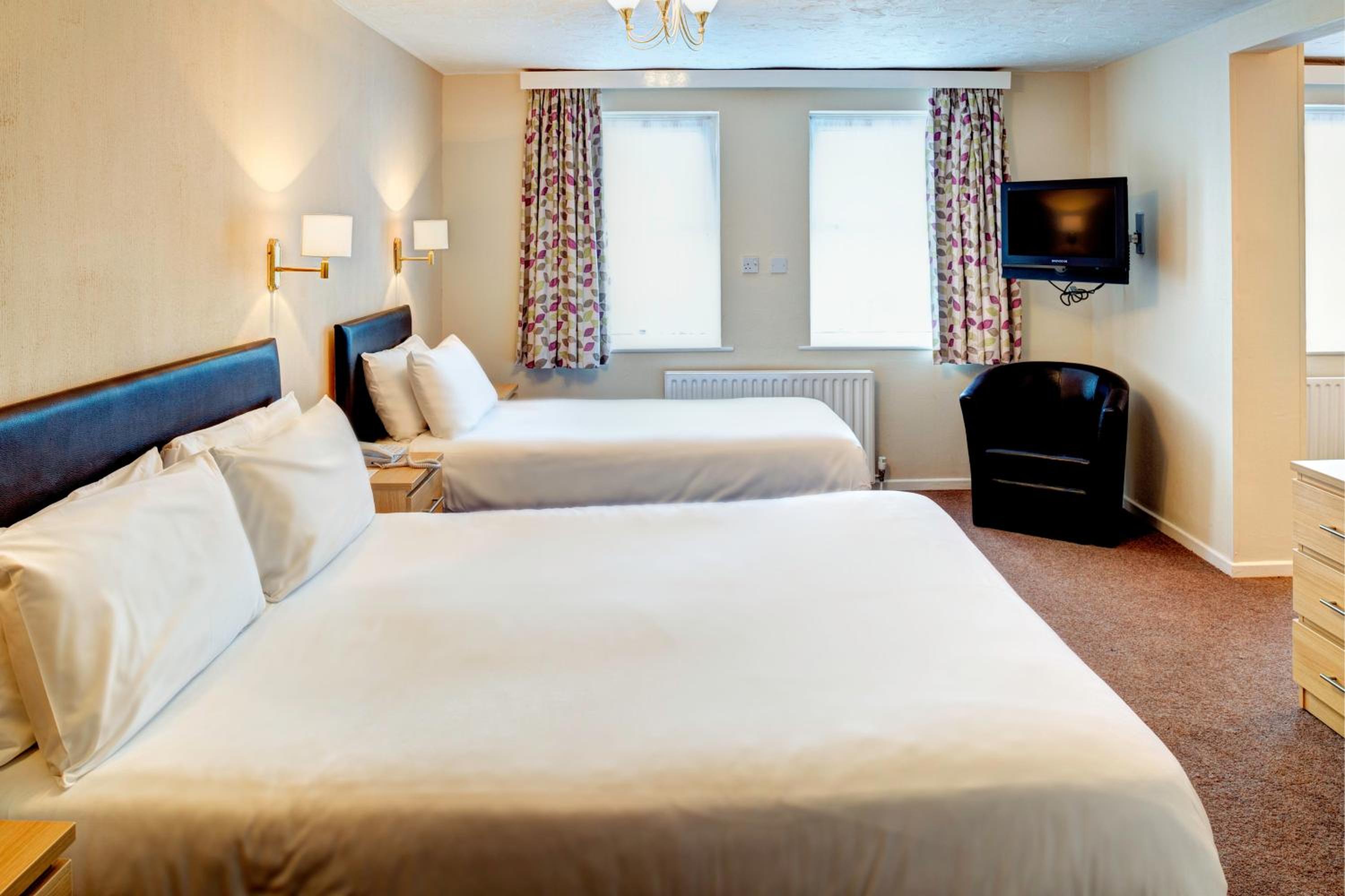 Family Room with One Double Bed and Two Single Beds - Non-Smoking - Photo 4