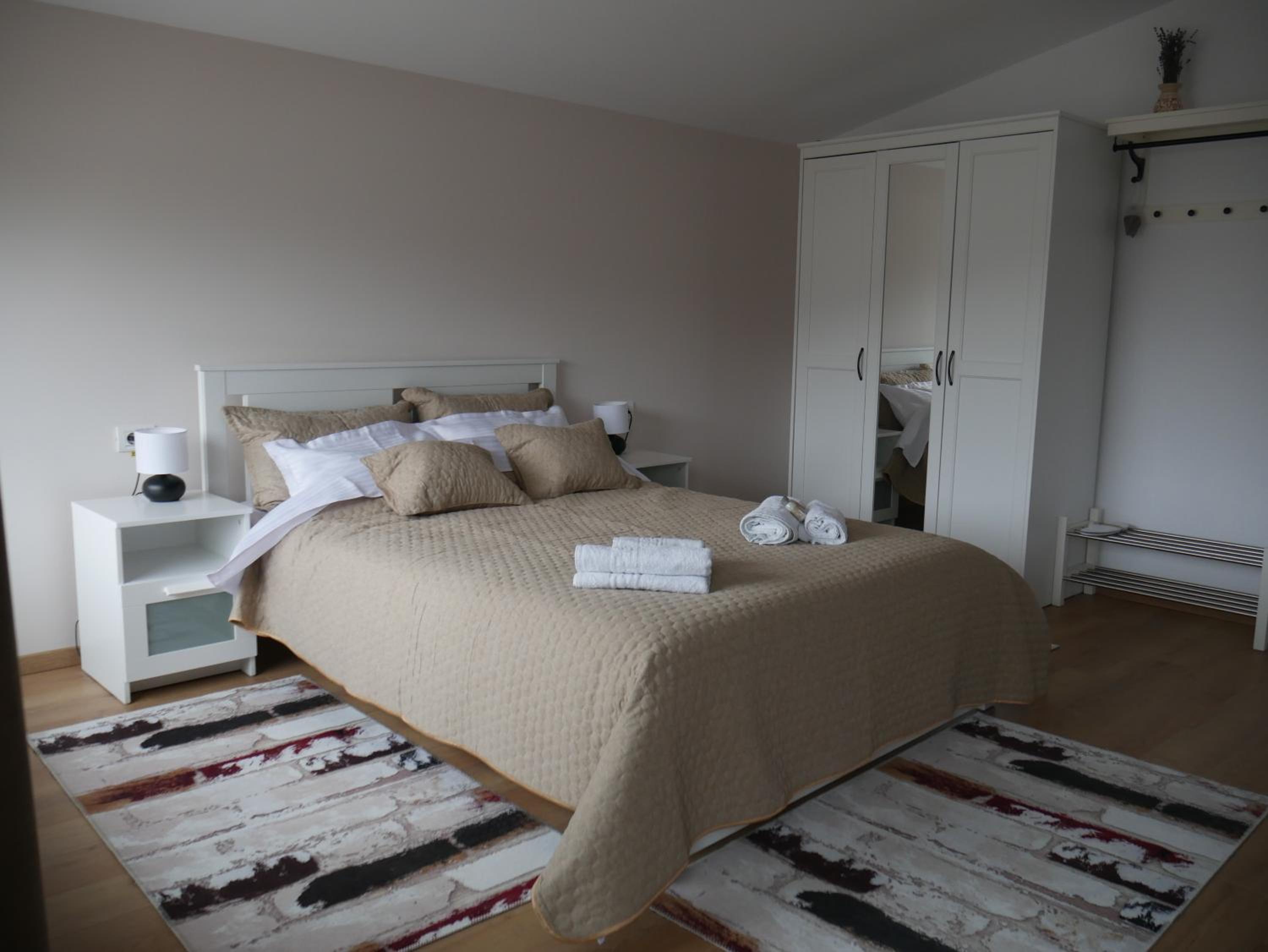 Double Room - Photo 12