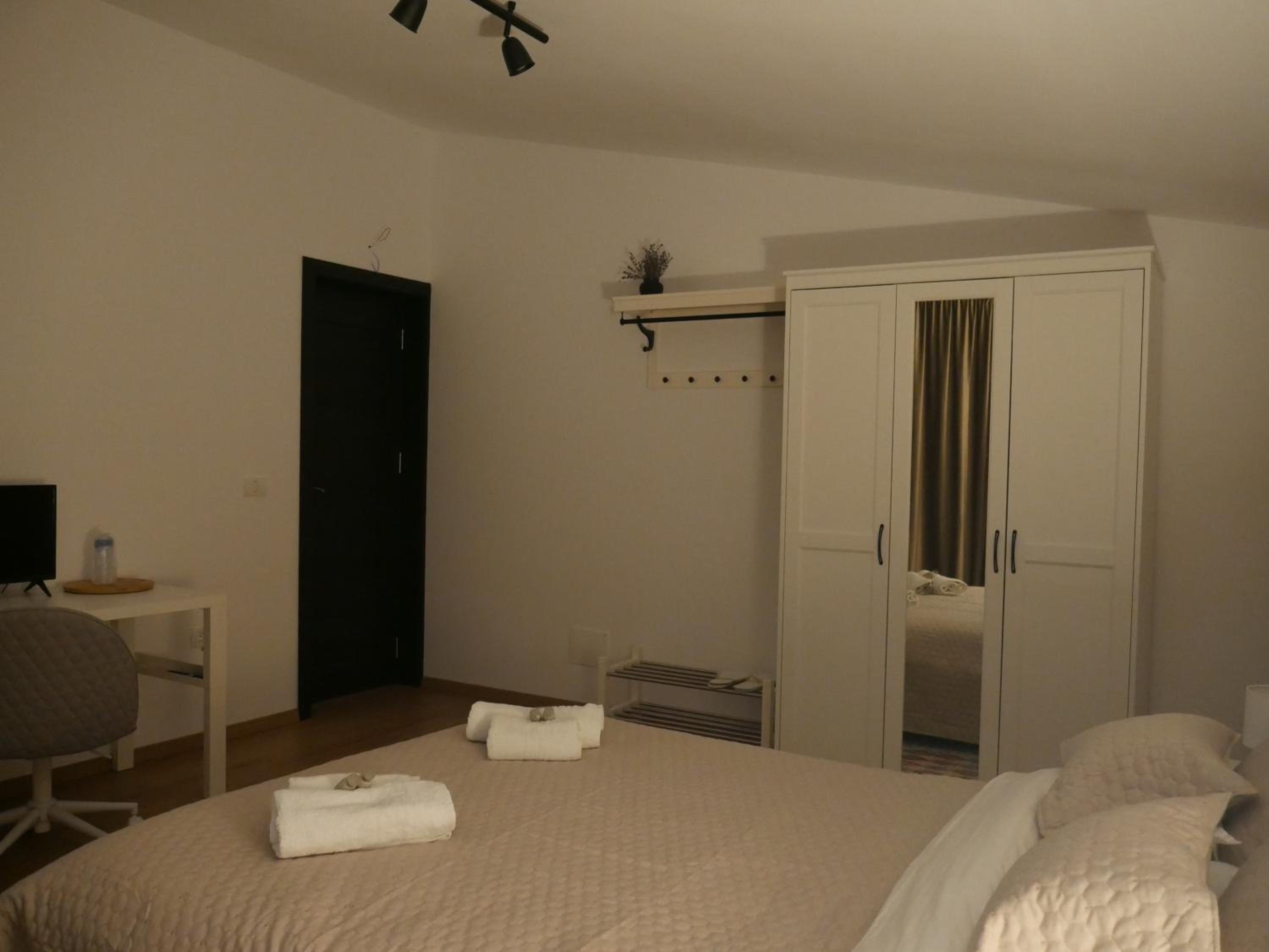 Double Room - Photo 14