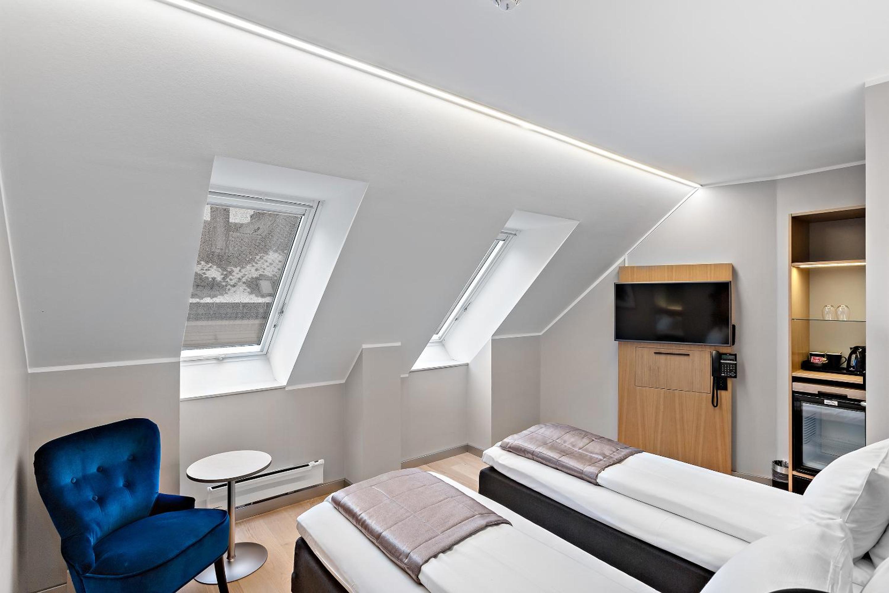 Standard Twin Room thumbnail 6