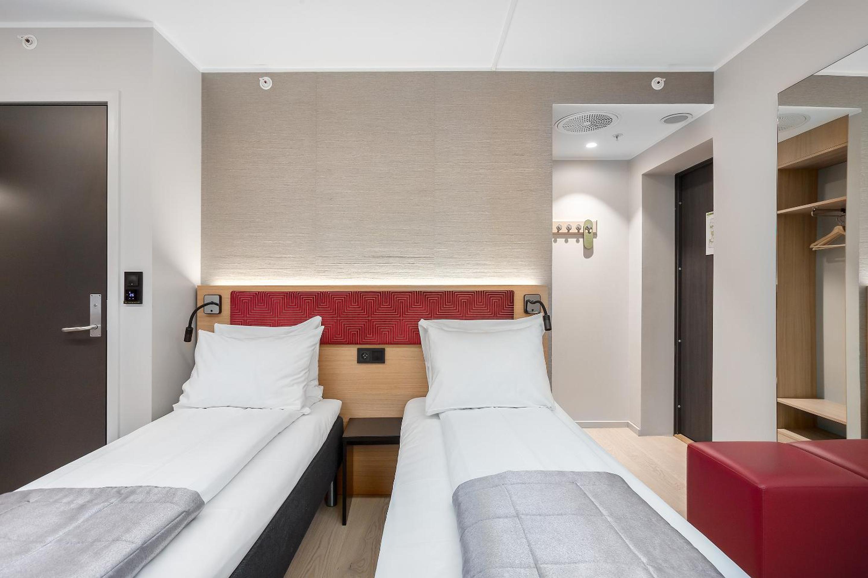 Standard Twin Room thumbnail 5