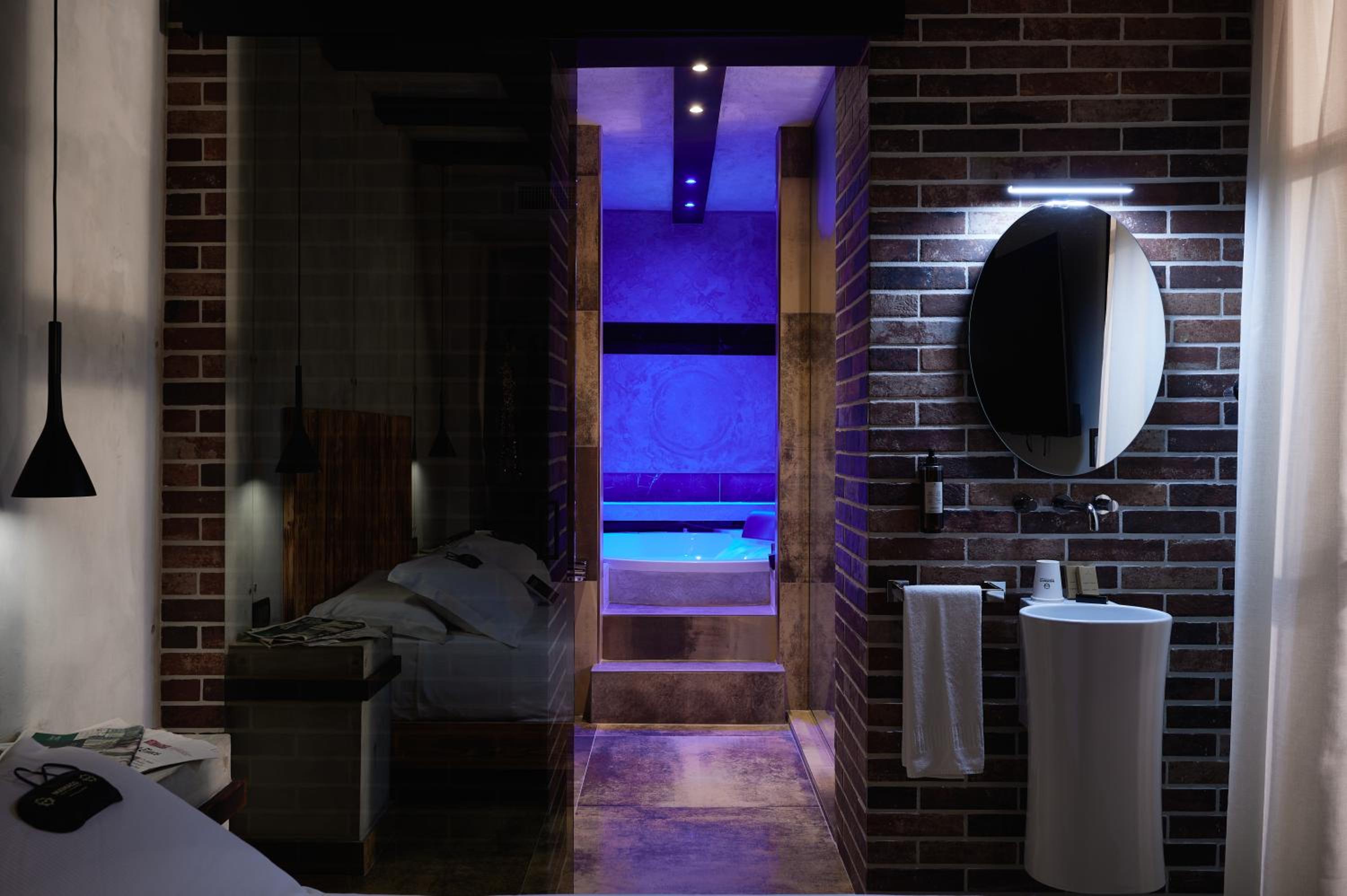Deluxe Double Room with Bath - Photo 2