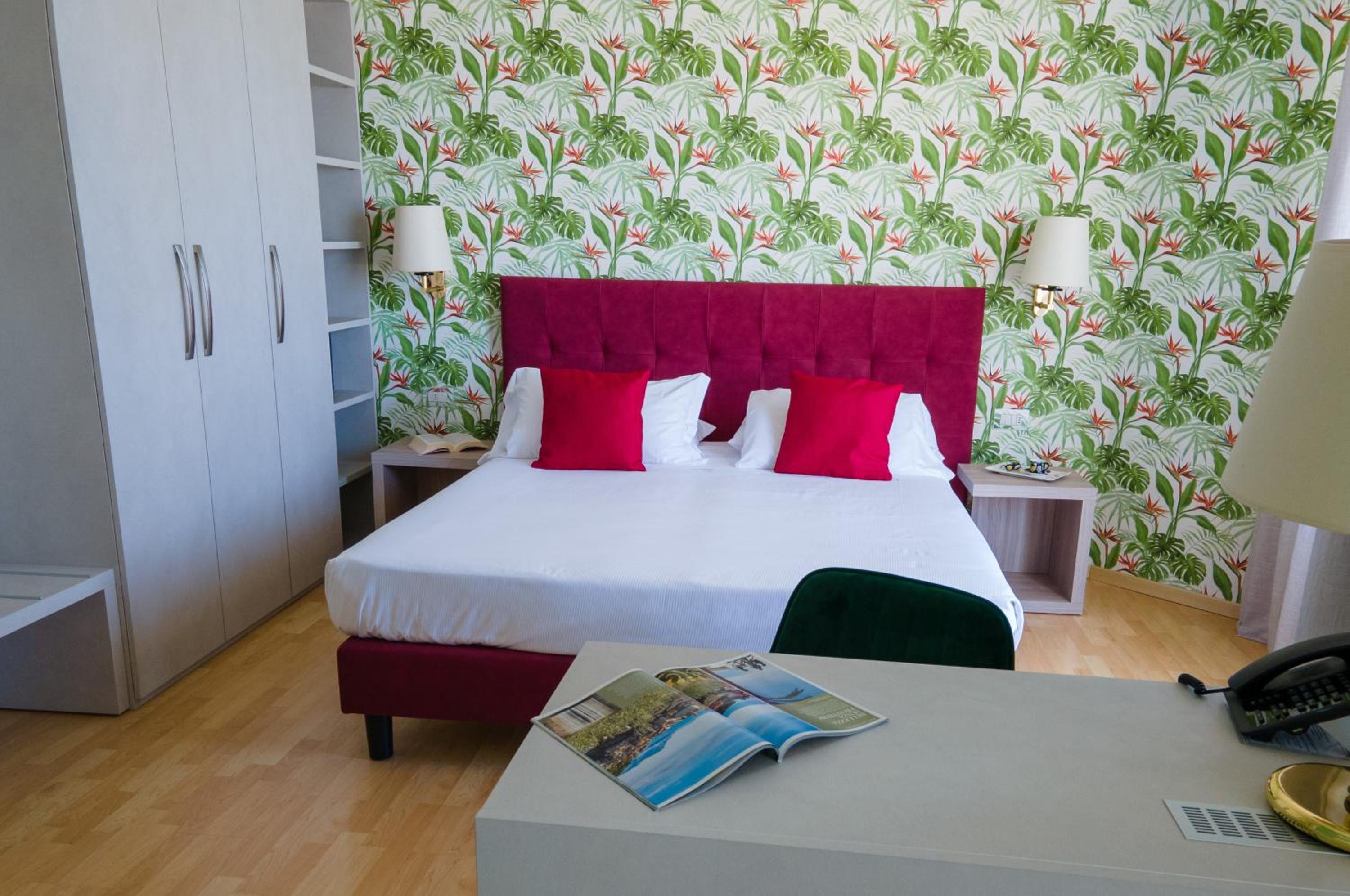Family Room (2 Adults + 2 Children) with Balcony and Sea View - Photo 2