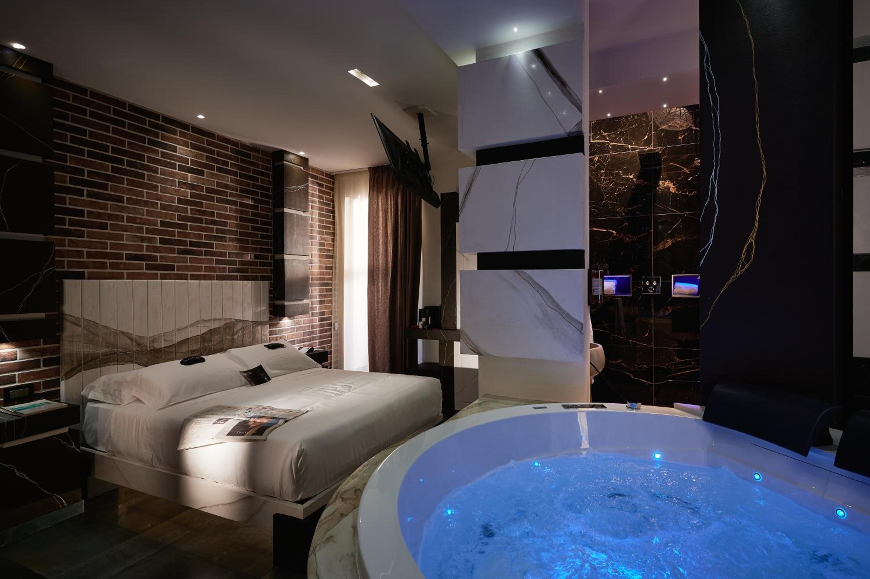 Deluxe Double Room with Bath - Photo 1
