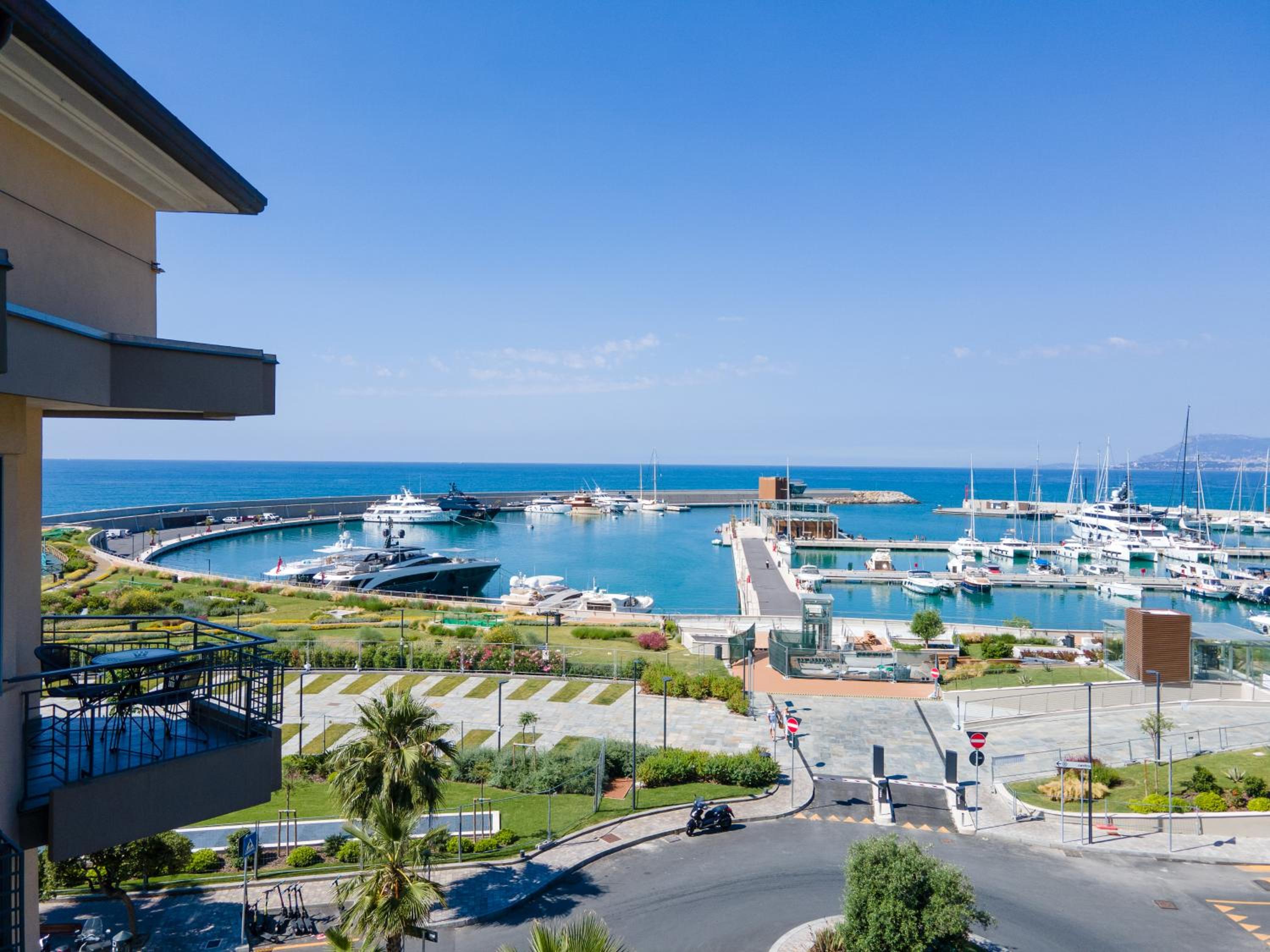 Deluxe Double Room with Balcony and Sea View - Photo 18