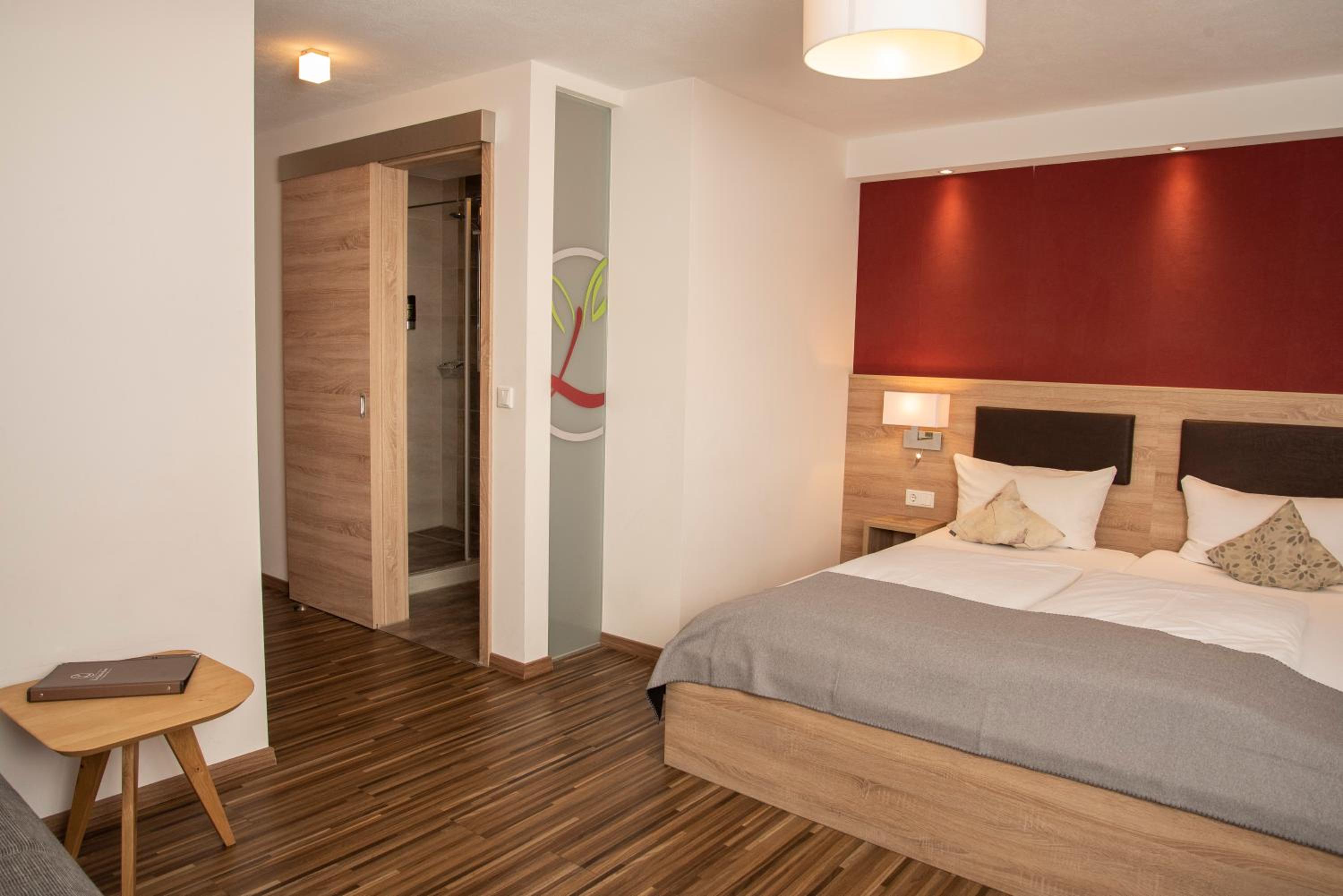 Deluxe Double Room with Balcony - Photo 4