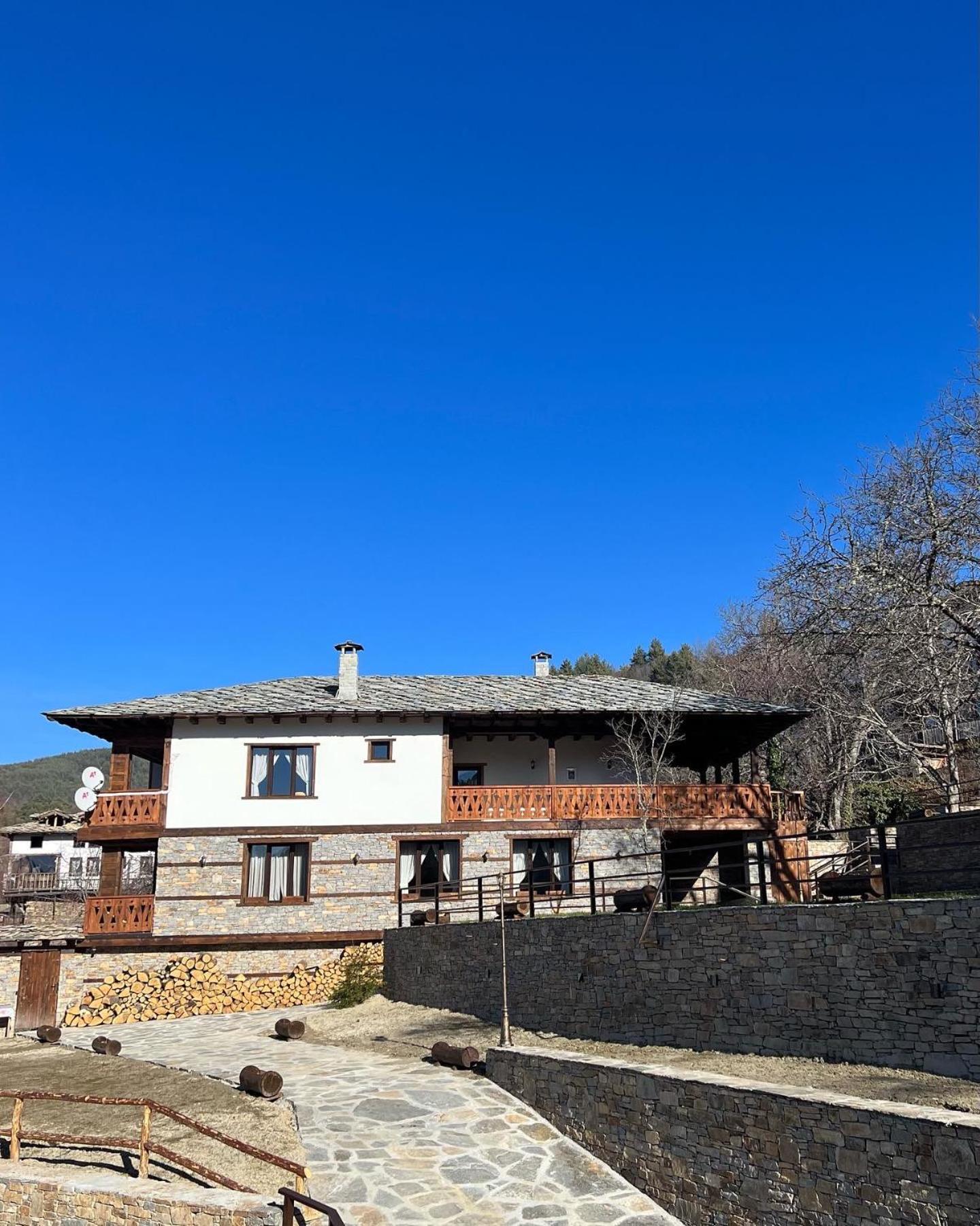 Five-Bedroom House photo 1