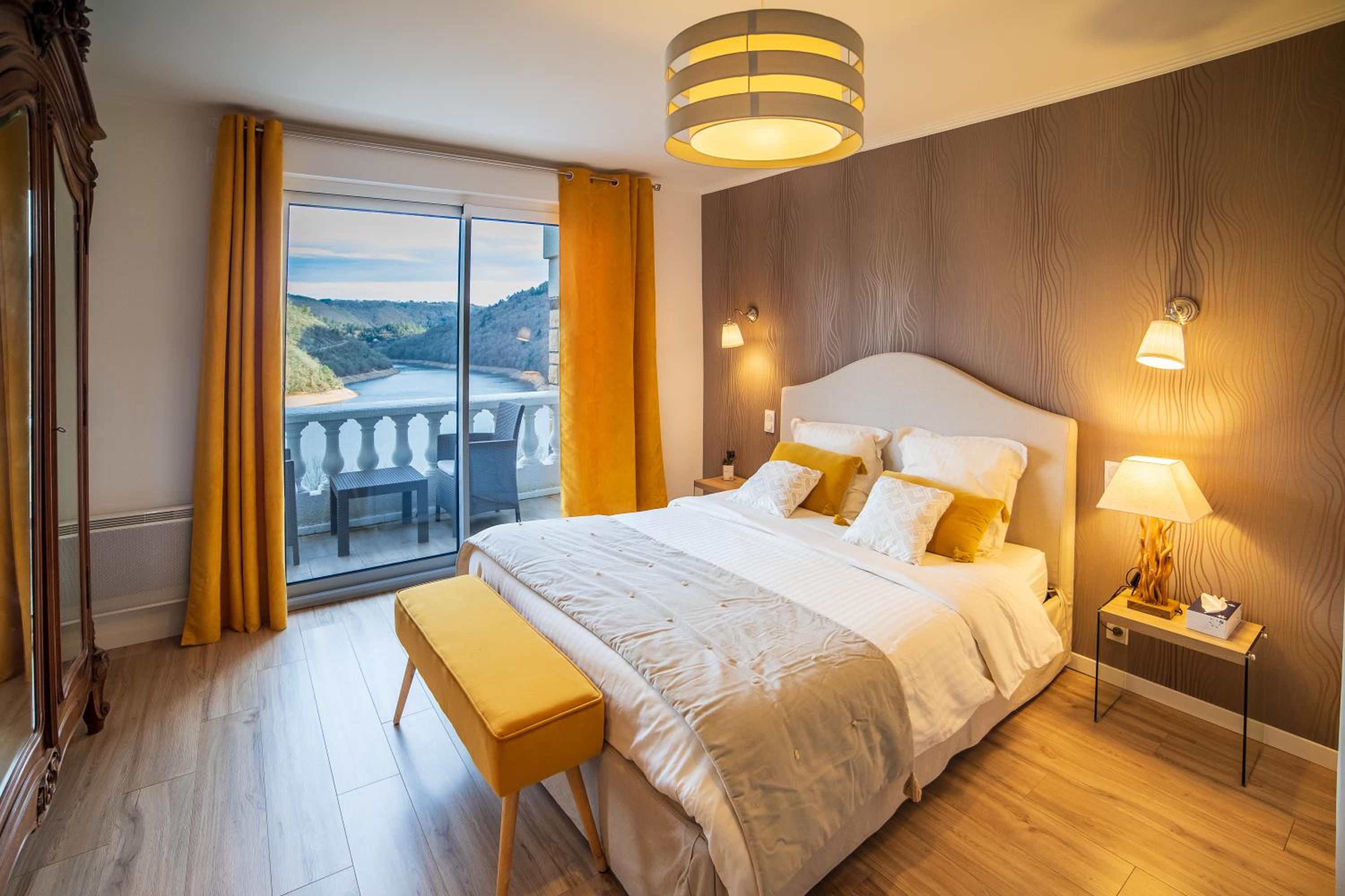 Double Room with Lake View - Photo 8