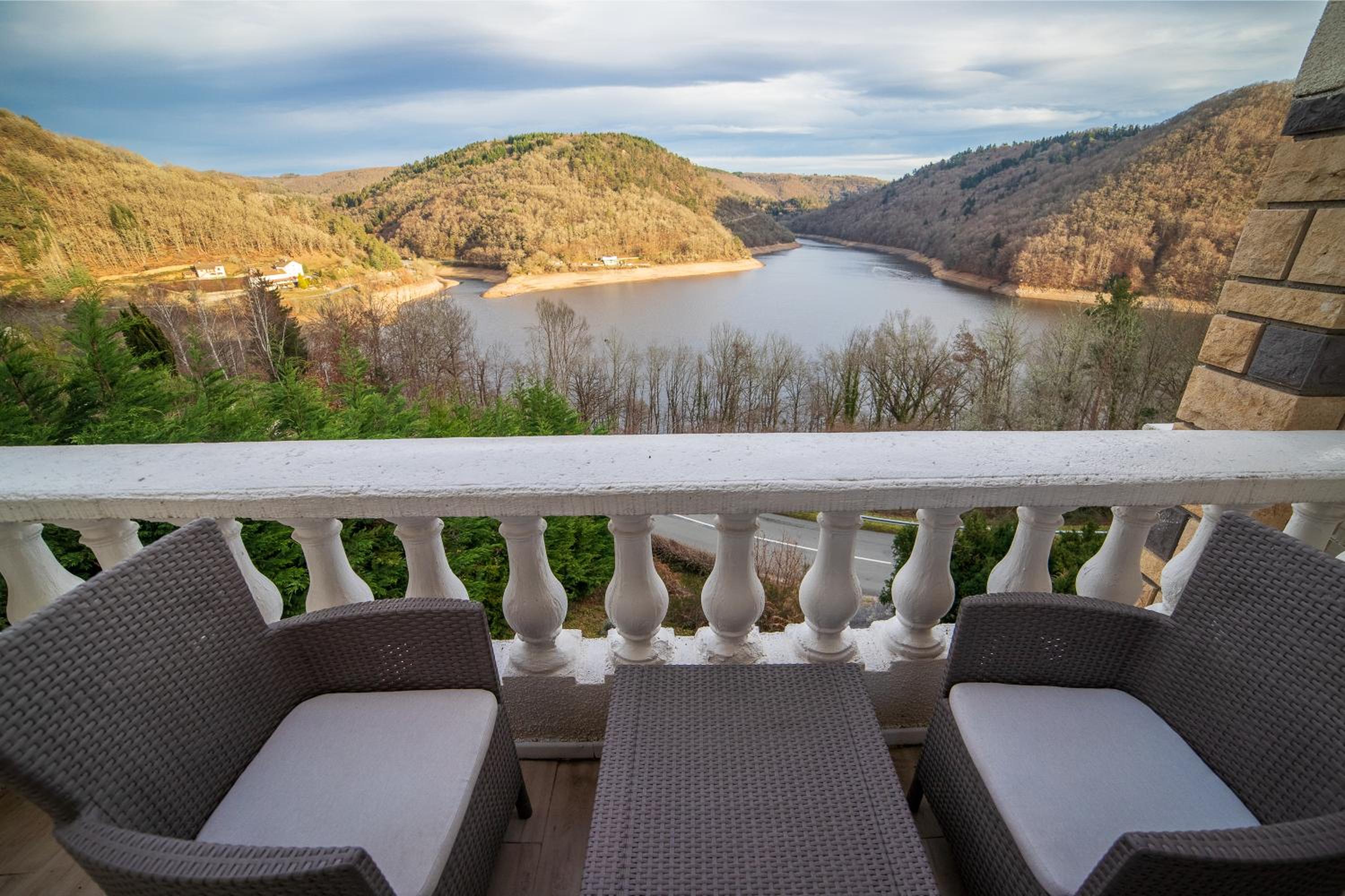 Double Room with Lake View - Photo 9