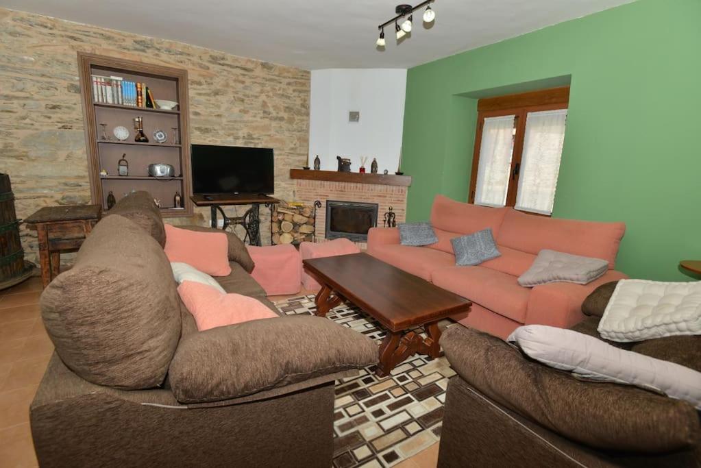 Six-Bedroom House photo 3