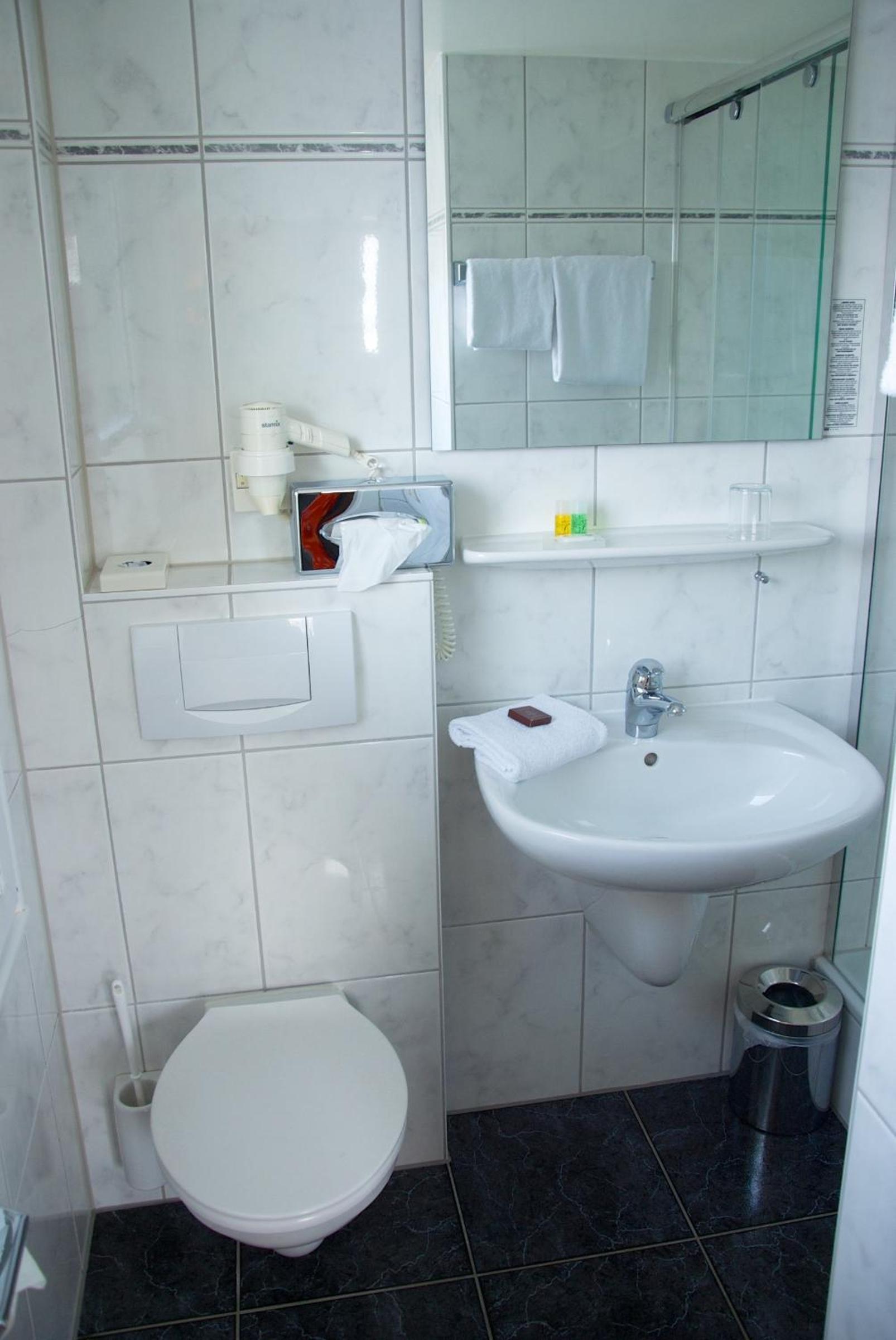 Comfort Double Room with Balcony and Lake View photo 2