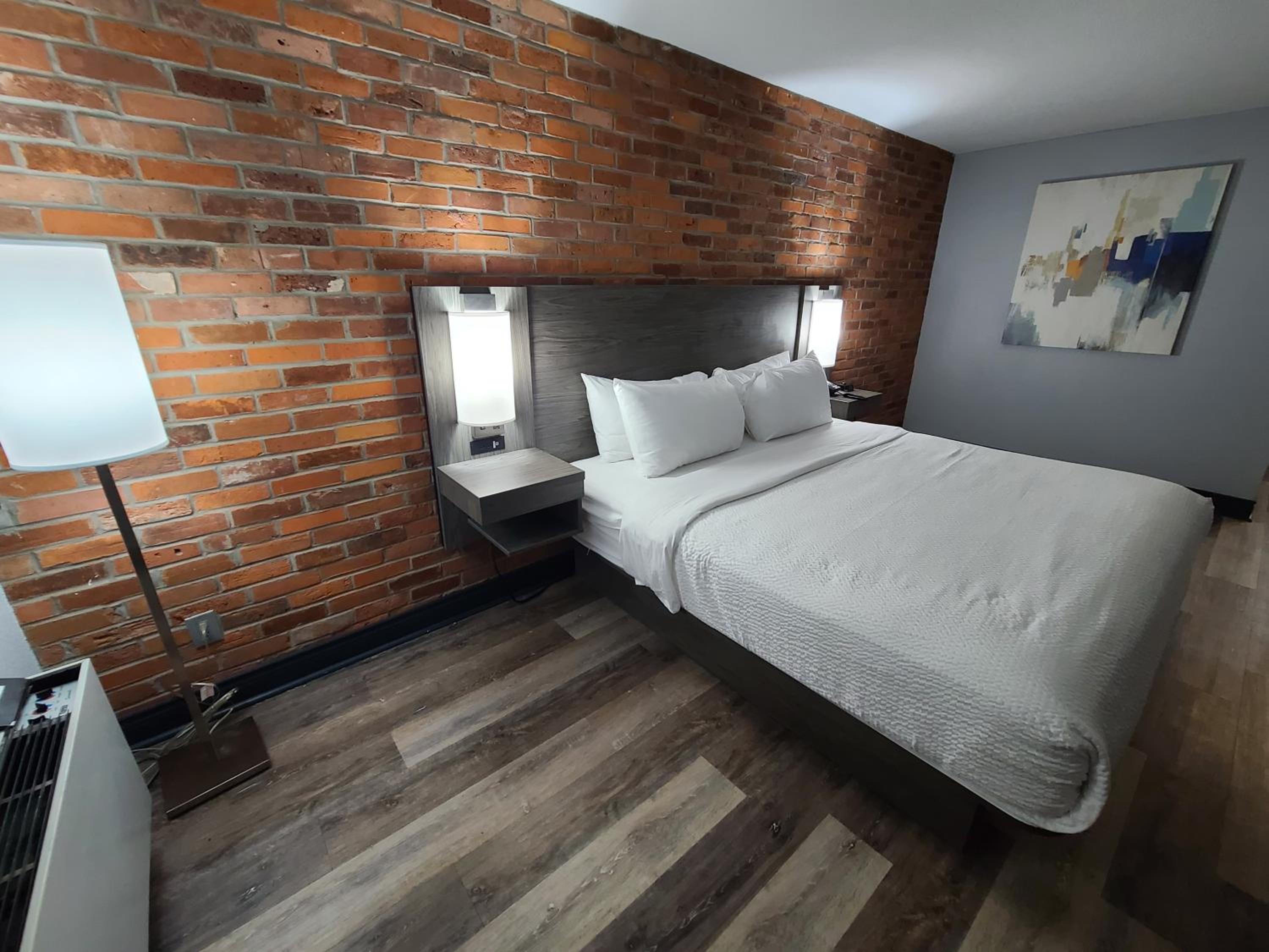 Deluxe King Room - Non-Smoking - Photo 2