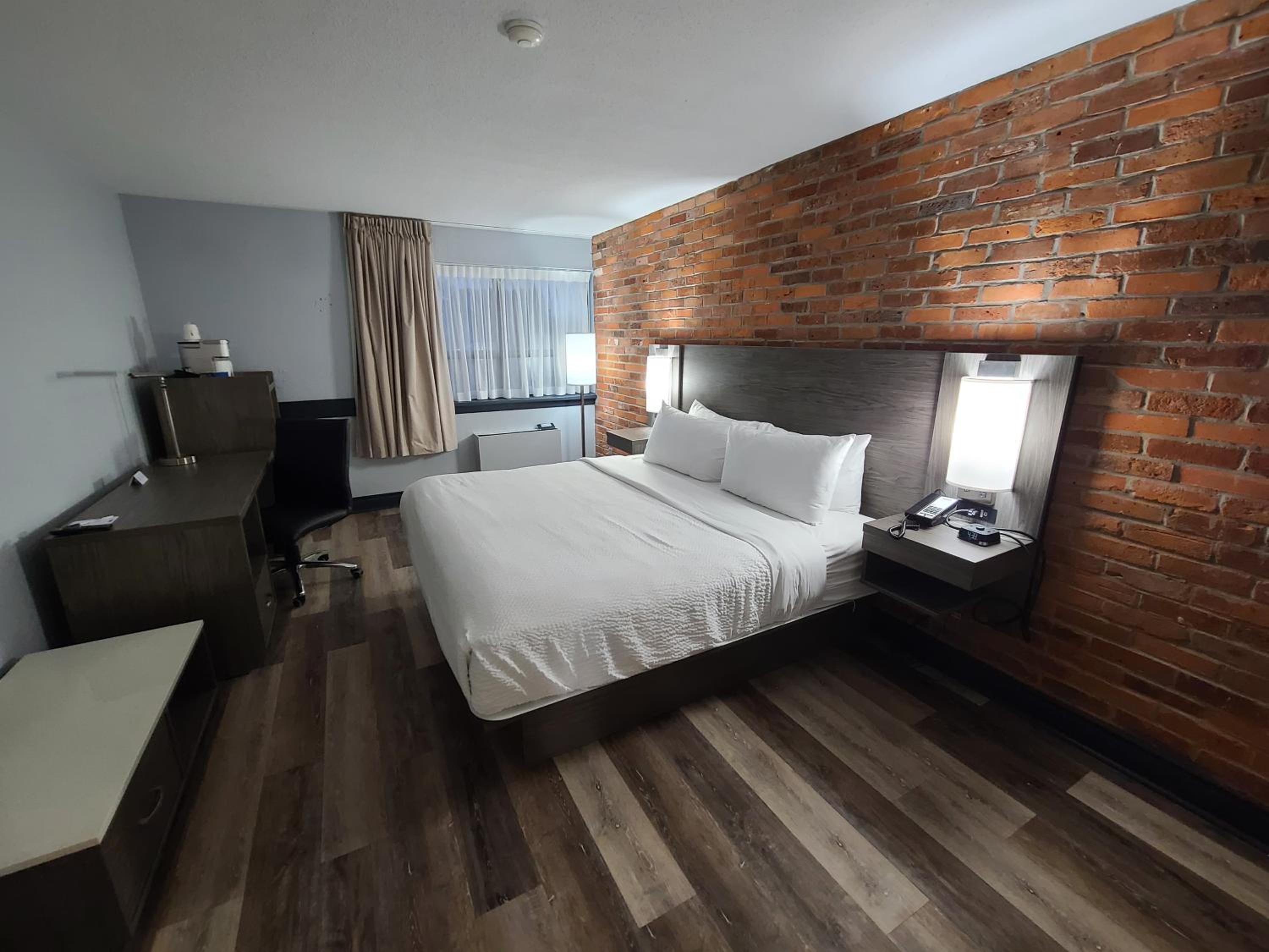 Deluxe King Room - Non-Smoking - Photo 3
