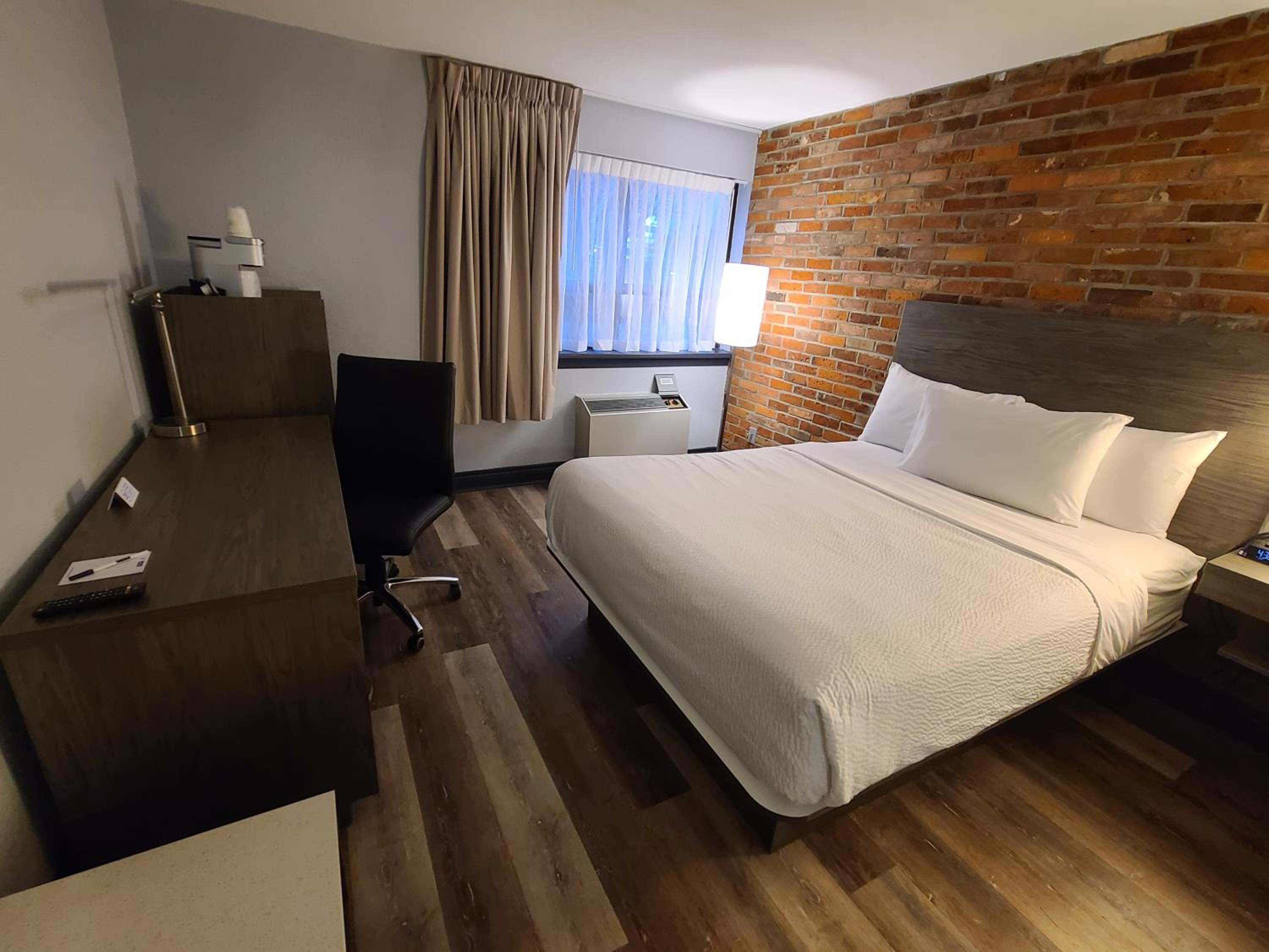 Deluxe King Room - Non-Smoking - Photo 4