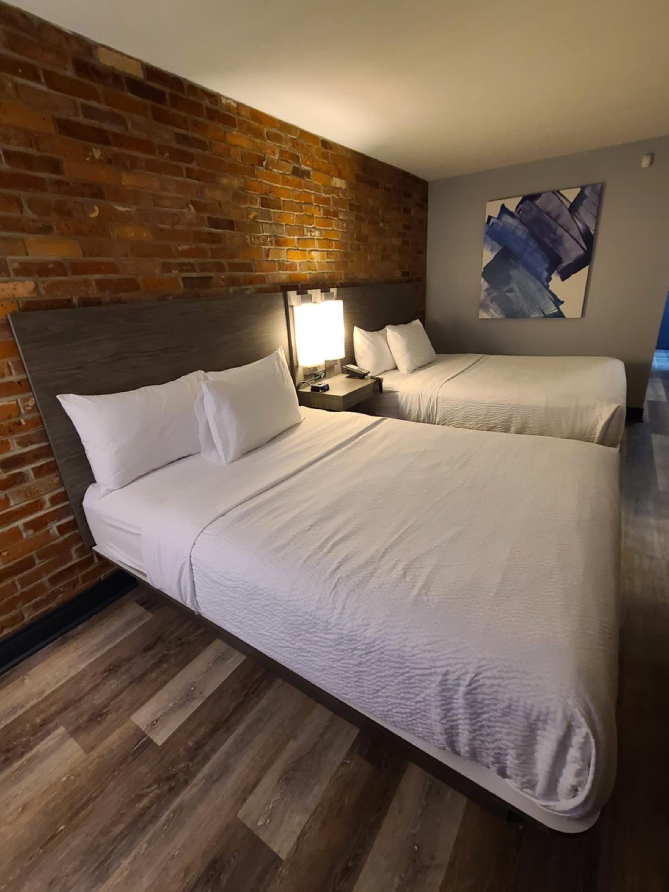 Deluxe Queen Room with Two Queen Beds - Non-Smoking - Photo 3