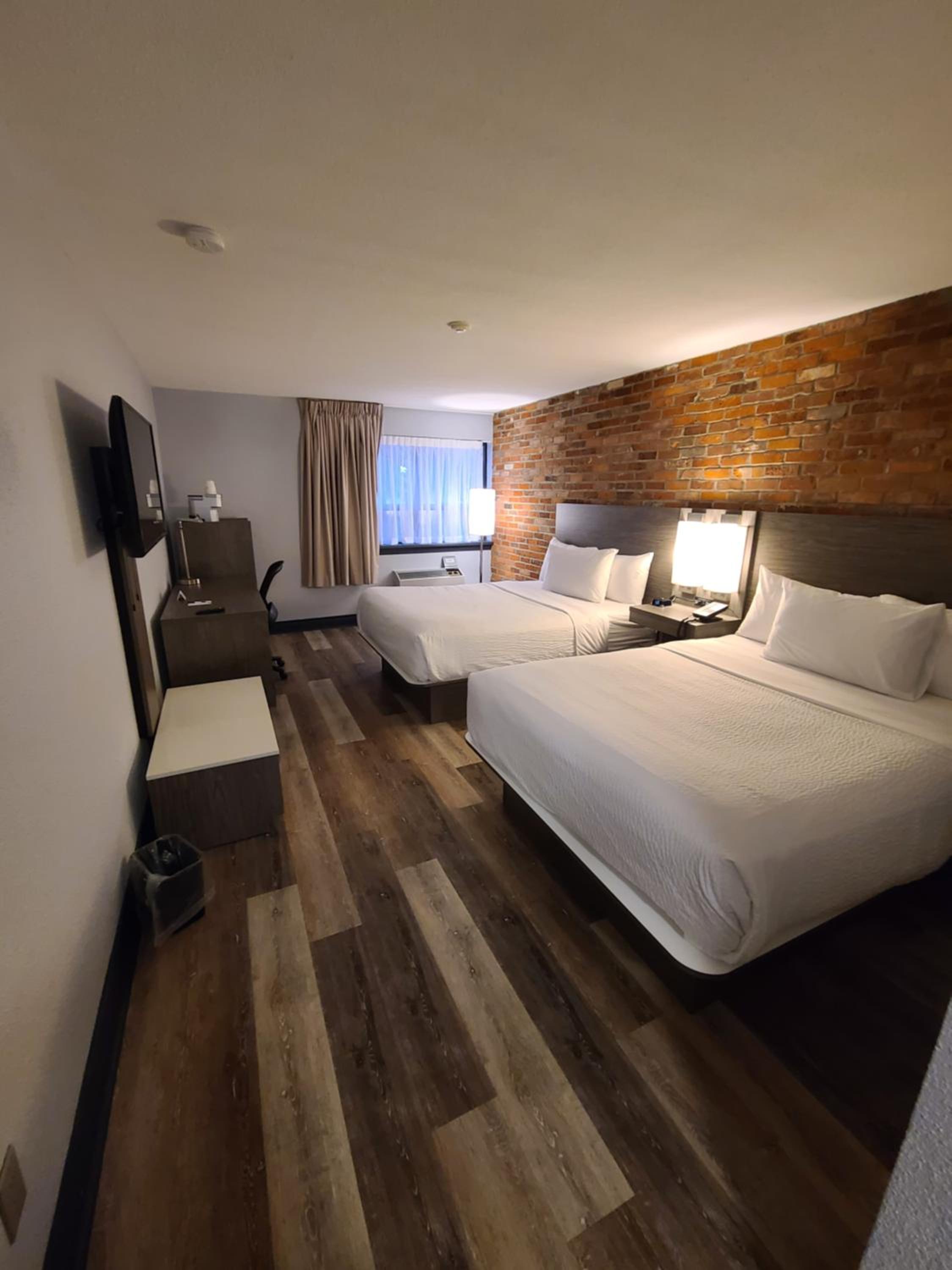 Deluxe Queen Room with Two Queen Beds - Non-Smoking - Photo 4