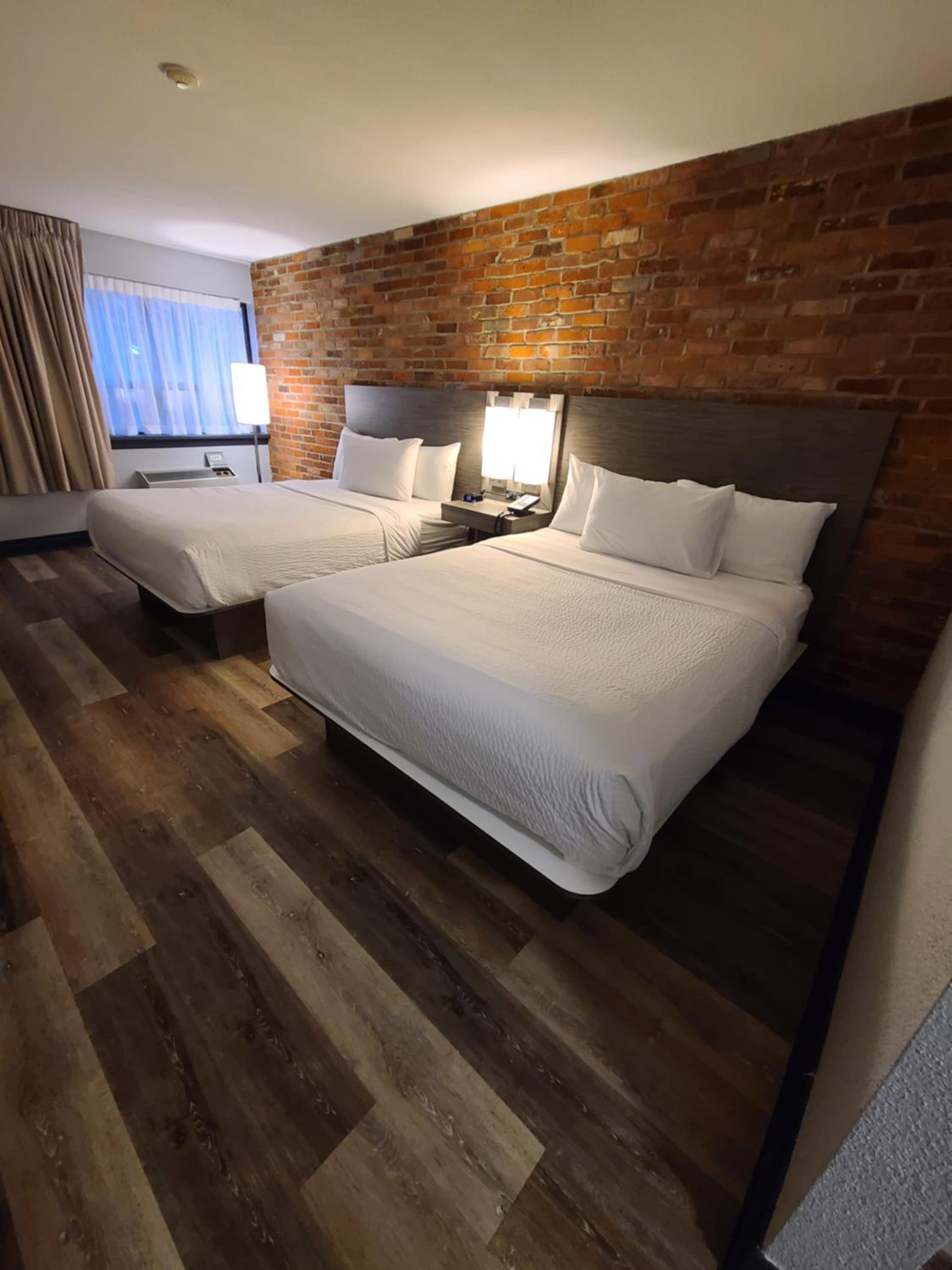 Deluxe Queen Room with Two Queen Beds - Non-Smoking - Photo 5