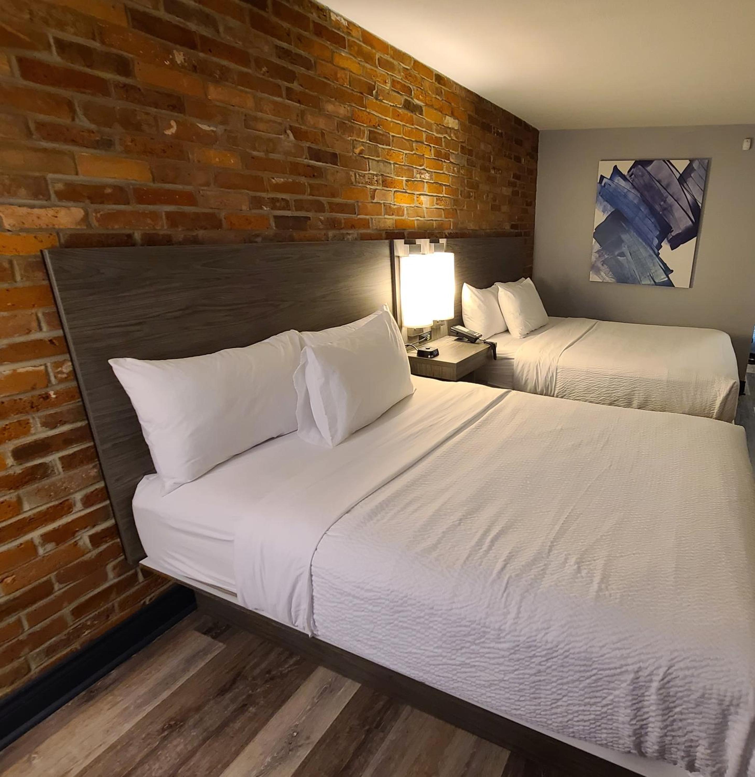 Deluxe Queen Room with Two Queen Beds - Non-Smoking - Photo 6