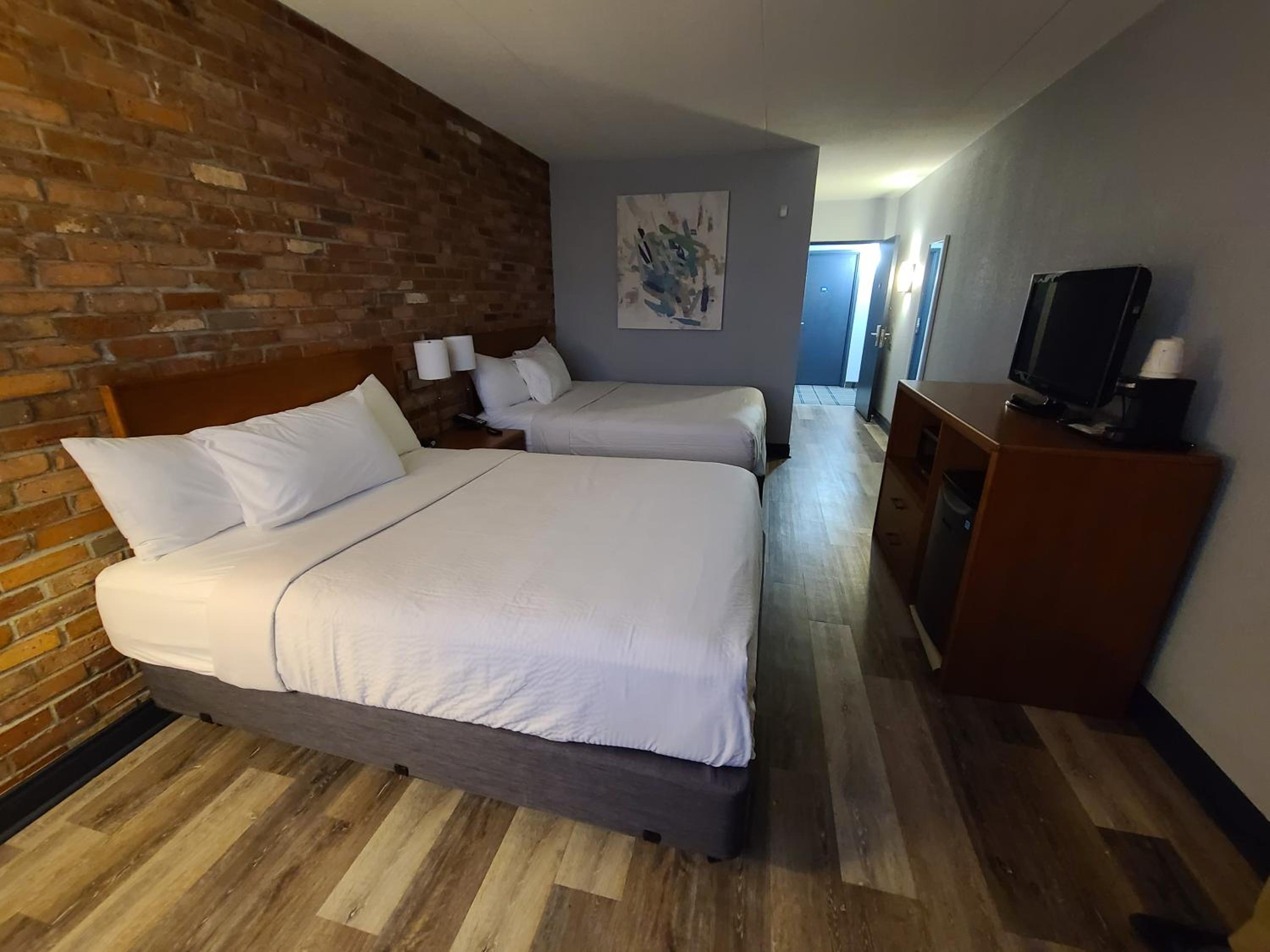 Queen Room with Two Queen Beds - Non-Smoking - Photo 2